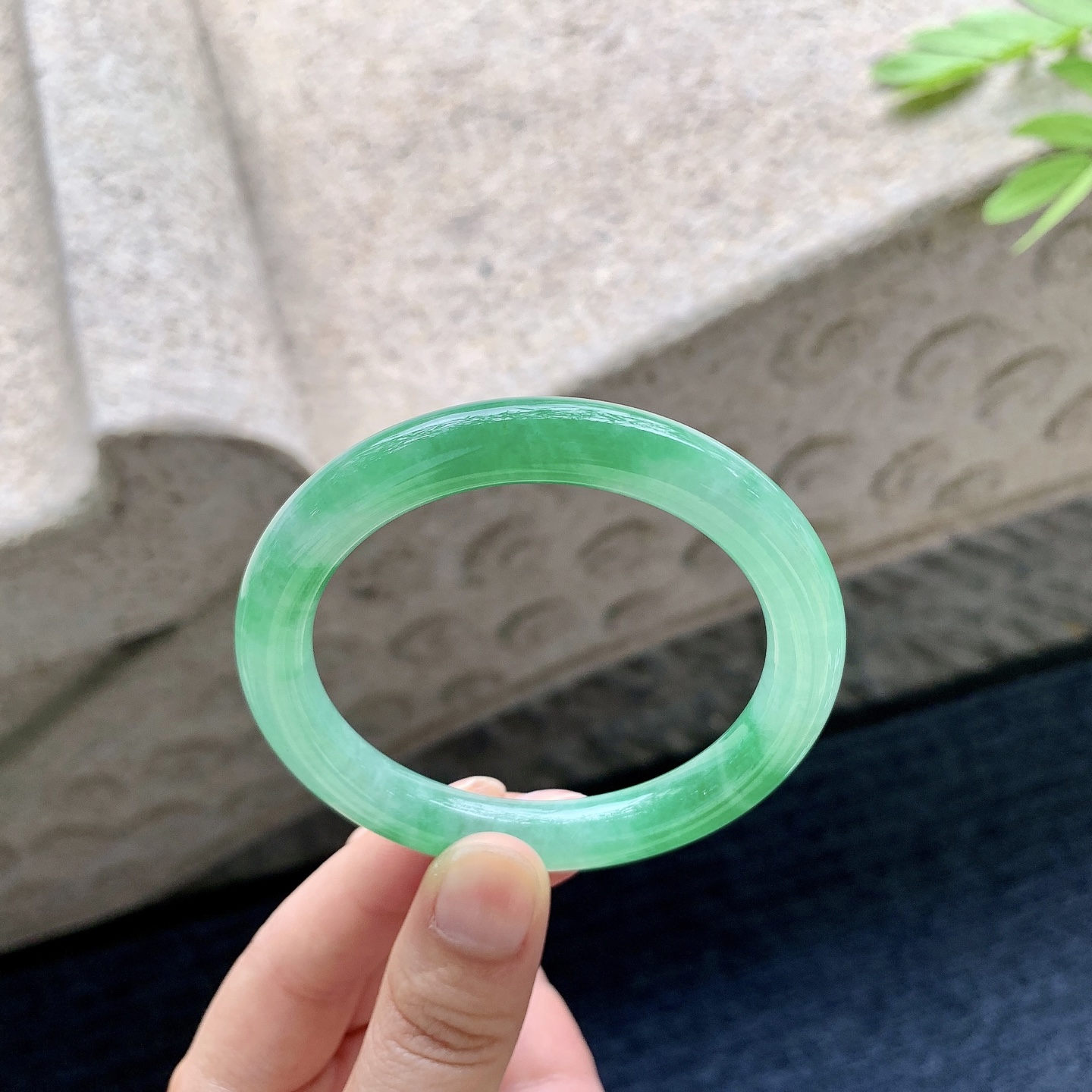 圆条52 53，糯冰飘绿，水润，种老，细腻，打灯有纹线