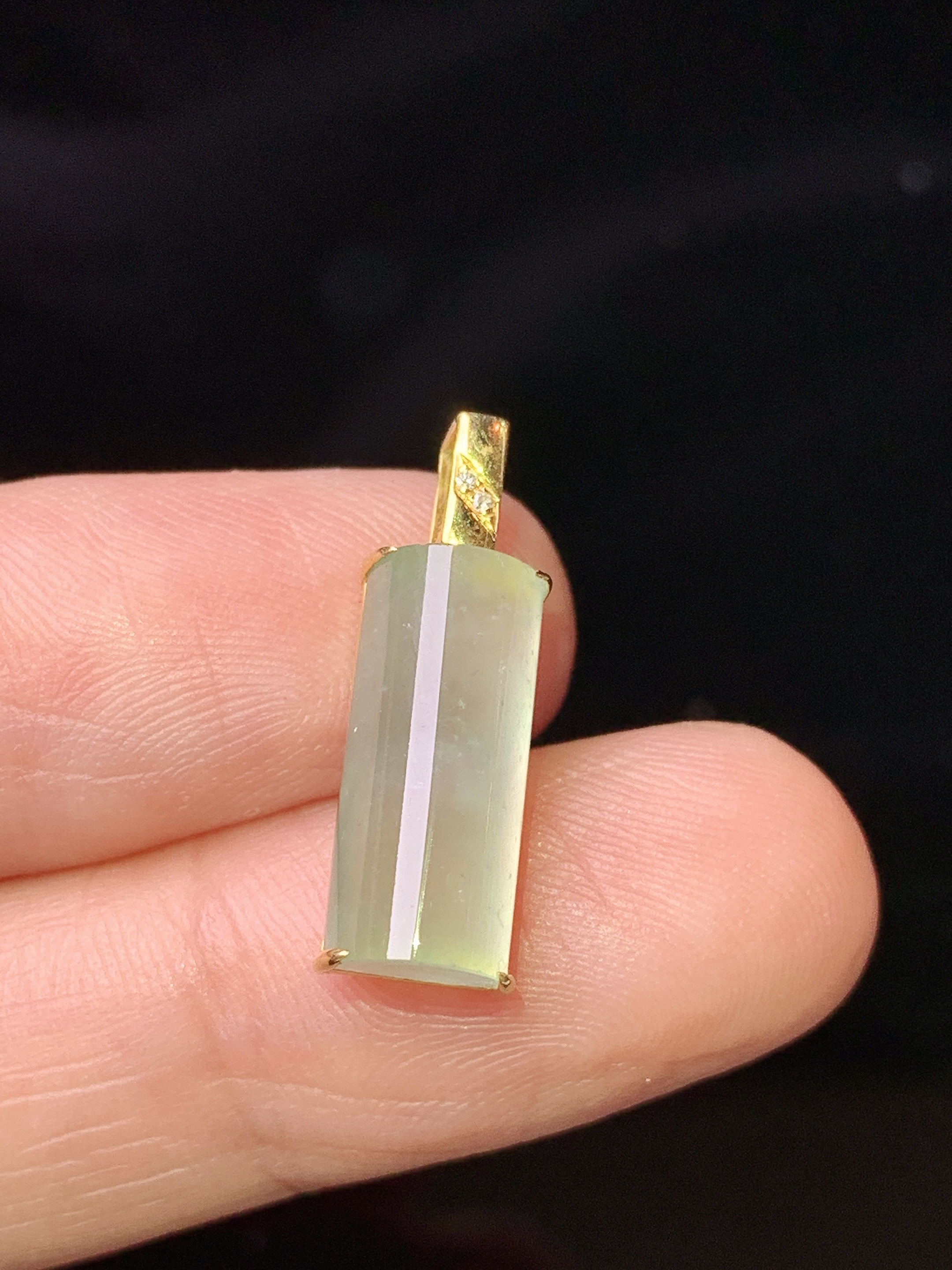 18k金镶嵌冰种玉柱吊坠 玉质细腻 色泽艳丽清新 水润亮眼 整体尺寸20.5*6.6*5.5 b1