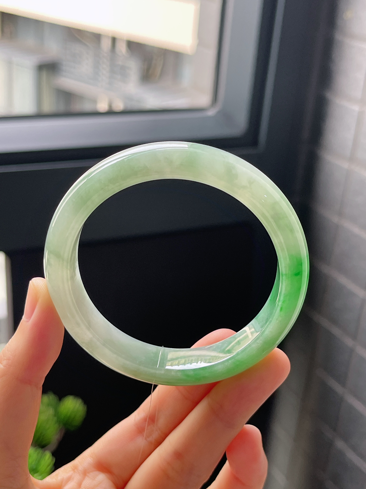正圈54.8圈口，翡翠糯化种飘绿手镯