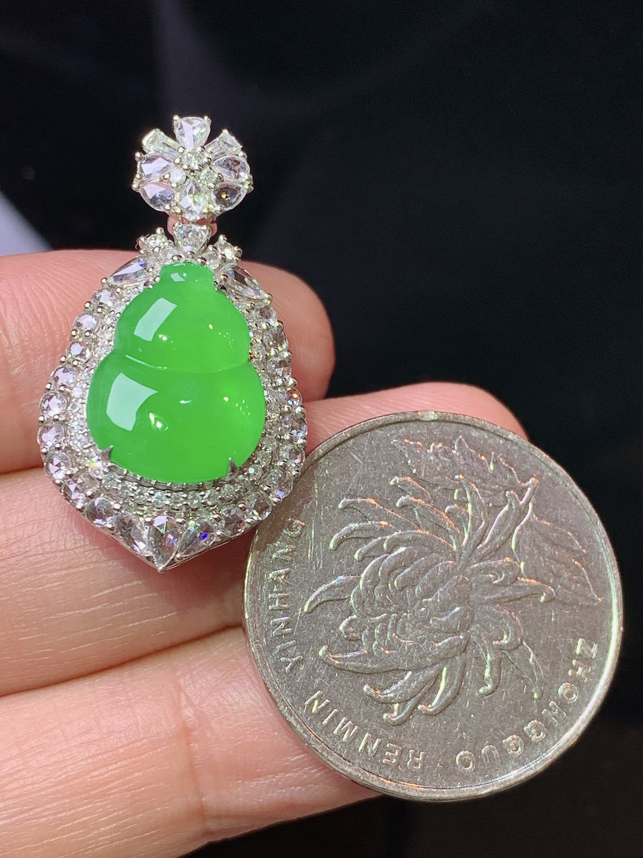 18k金钻镶嵌冰阳绿葫芦吊坠 玉质细腻 色泽艳丽清新 水润亮眼 整体尺寸29.8*16.6*9.5 h1