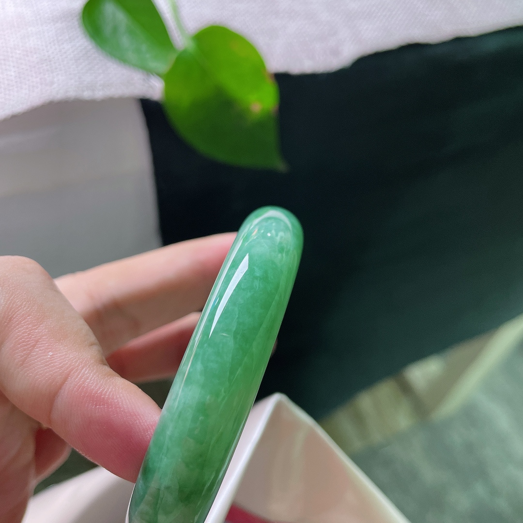 57.5/12.5/8.3，绿底正圈，一点皮纹，花色飘逸灵动，深浅绿色自然交融，浓淡层次分明，韵味十足。ss56368a