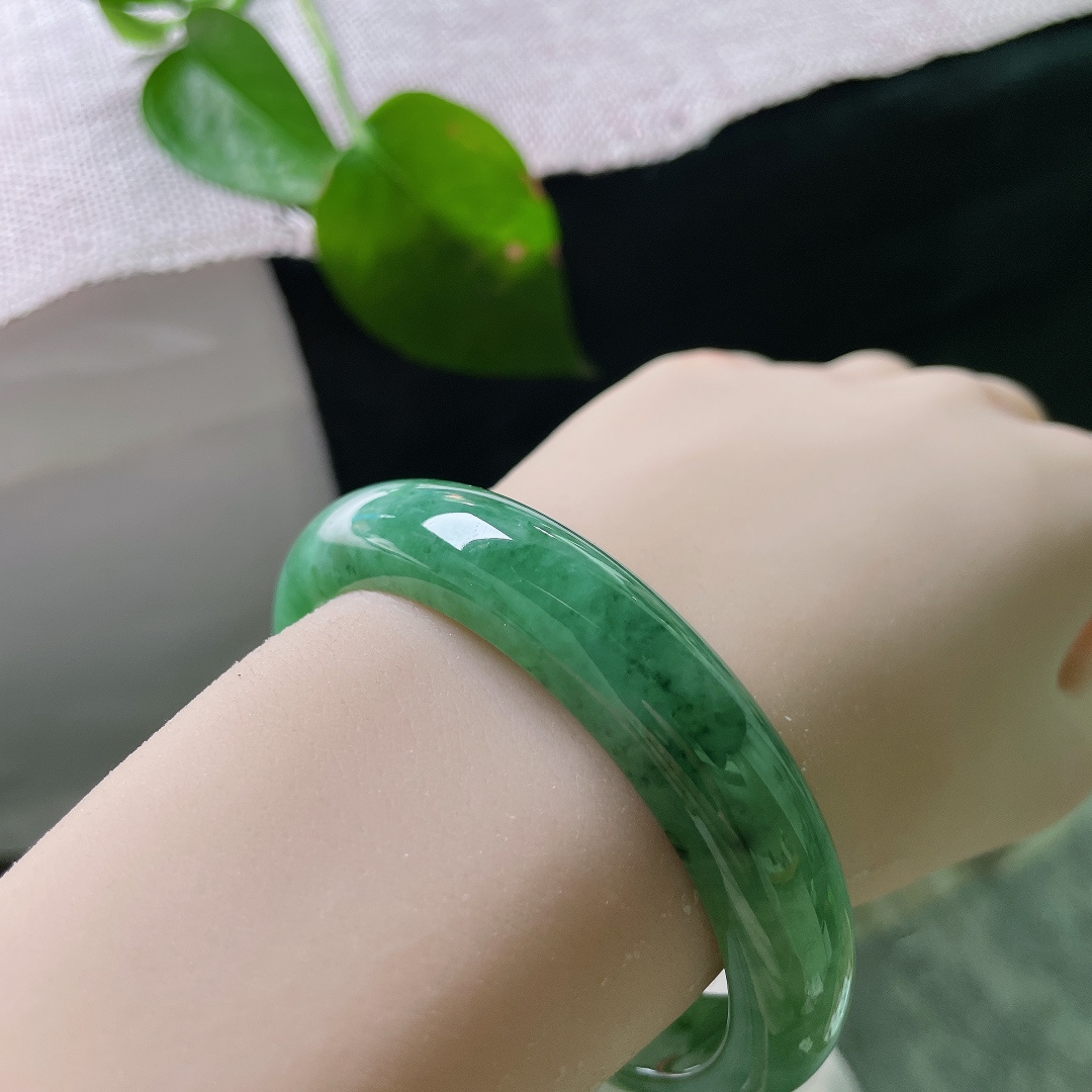 57.5/12.5/8.3，绿底正圈，一点皮纹，花色飘逸灵动，深浅绿色自然交融，浓淡层次分明，韵味十足。ss56368a