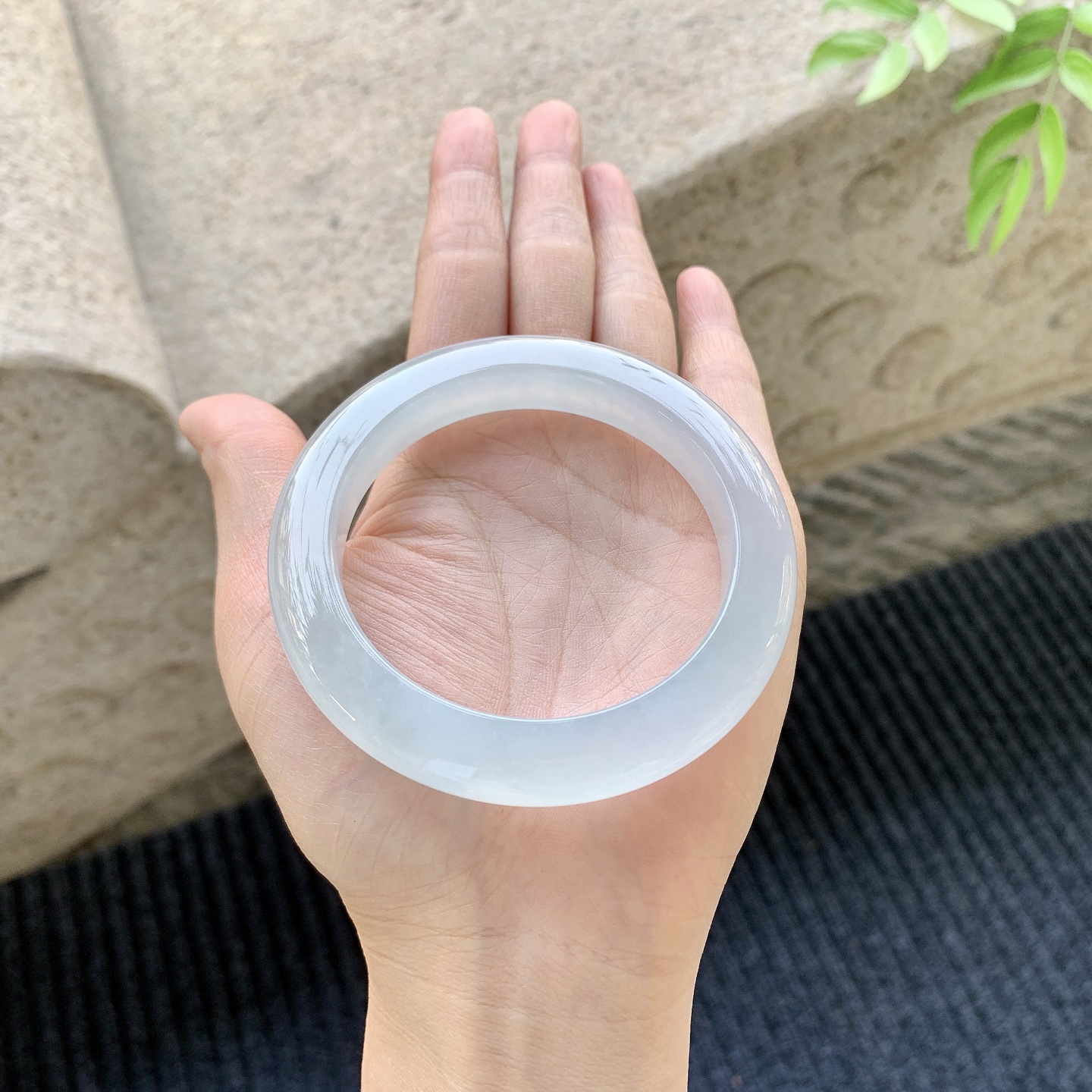 正圈55 56【圈口】56.6/10.5/10.1【编码】BA071273【描述】冰种底色，水润，种老，细腻，打灯有絮线