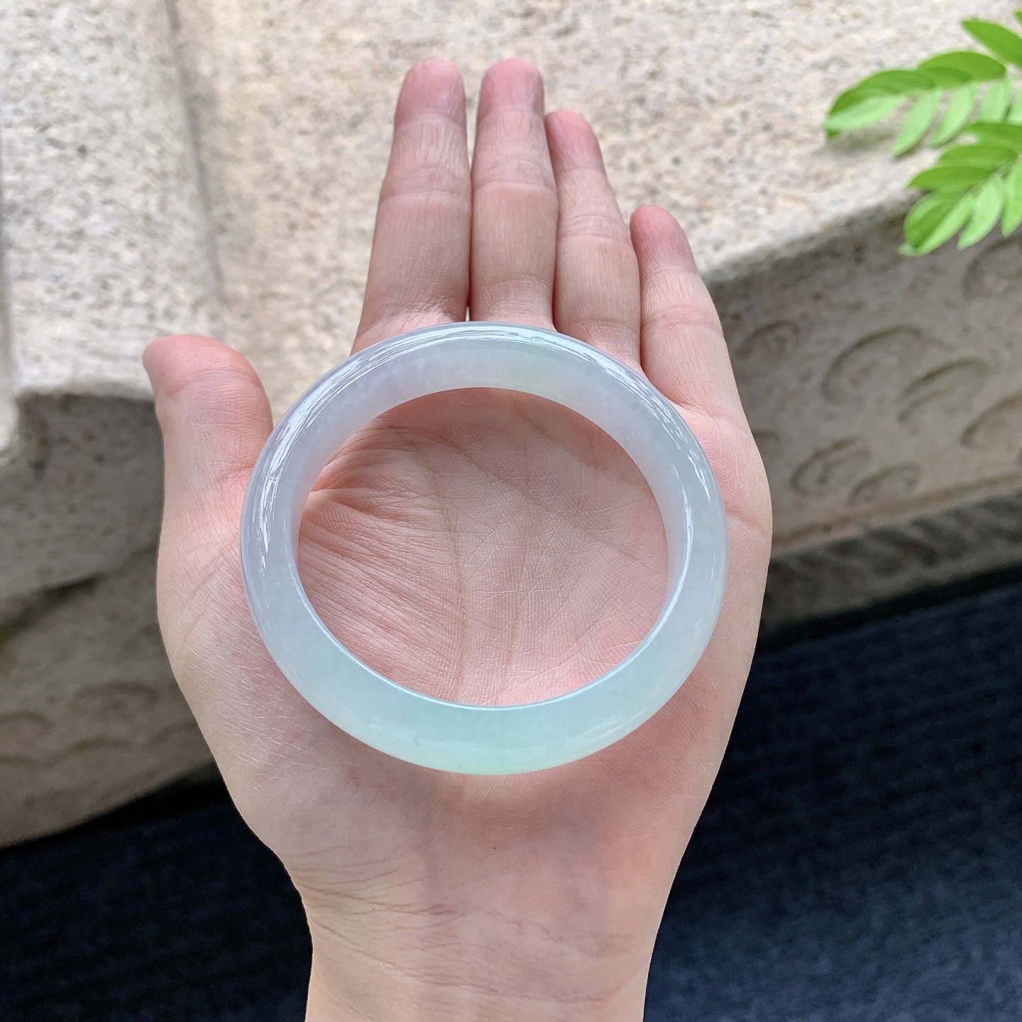 正圈 圈口52.4/11.6/7.3 编码Q5072709 描述糯冰飘绿，水润，种老，细腻，打灯有棉线