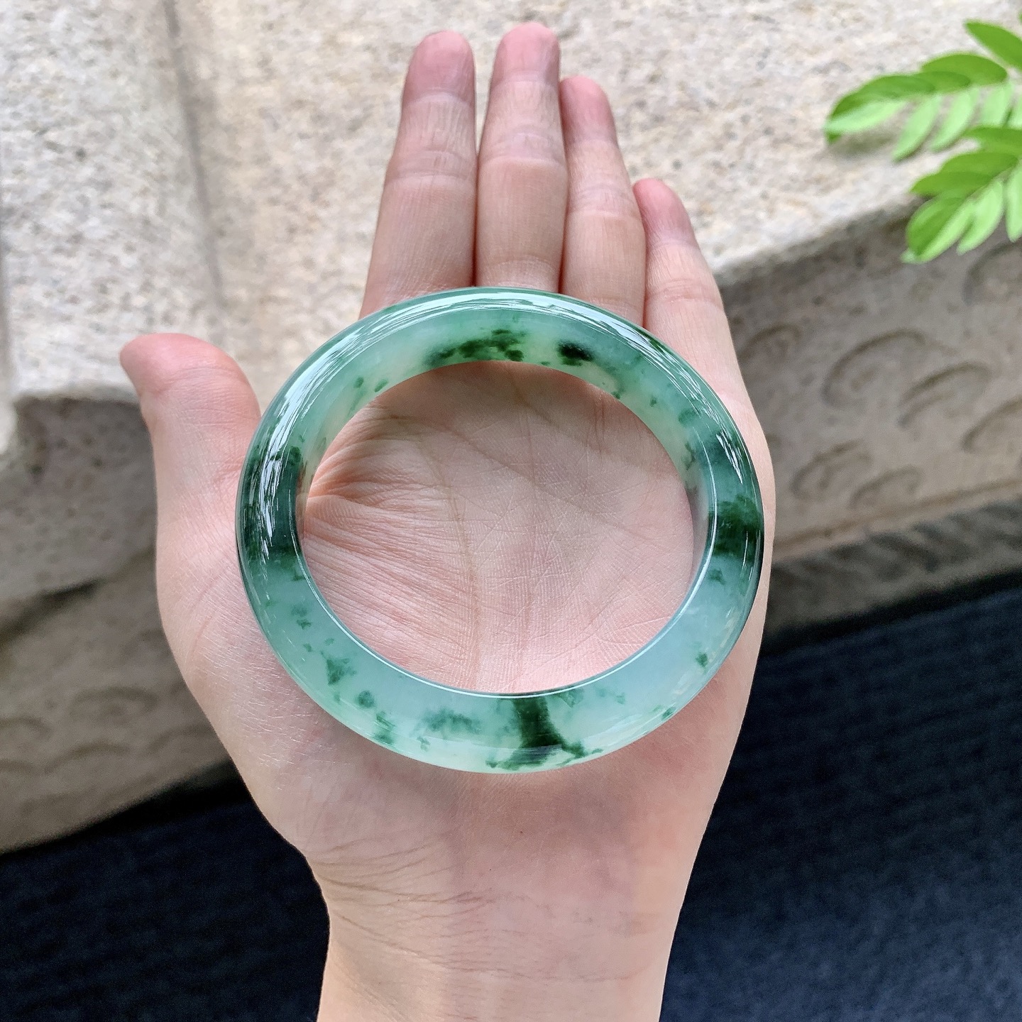 正圈55 56【圈口】55.3/12/8.8【编码】WW072817【描述】糯冰飘花，水润，种老，细腻，打灯有絮线