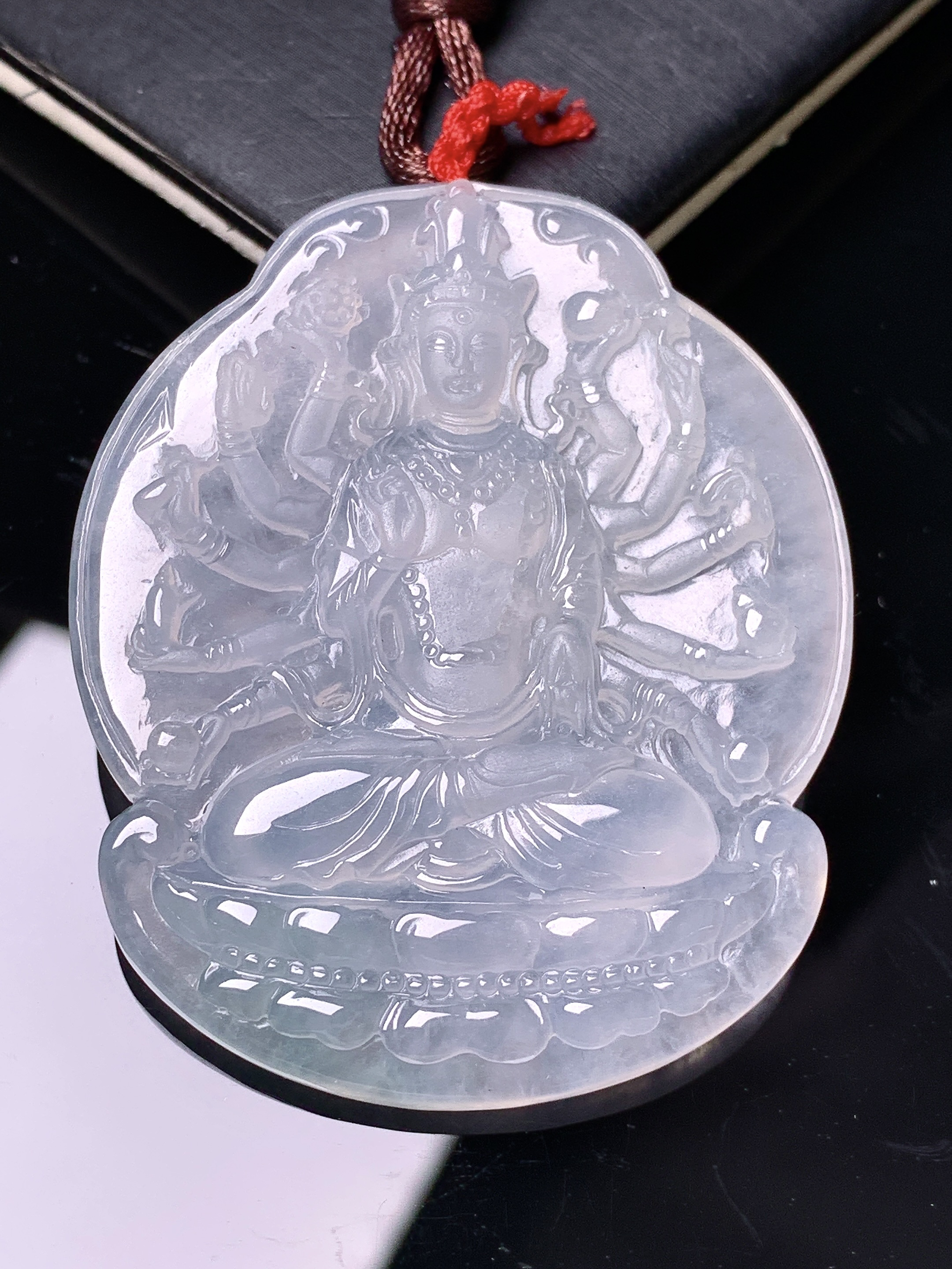 冰种千手观音菩萨吊坠 玉质细腻 色泽艳丽清新 水润亮眼 整体尺寸48.5*40*5.5 b2