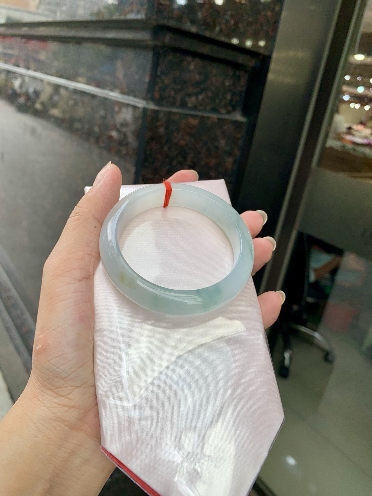 冰飘花正圈 56-8.4-12.6 0727-370-334 无裂，打灯棉絮，不影响，底妆胶润细腻，蓝花灵动飘逸，勾勒出一幅唯美诗意的山水意境画，古典优雅又秀气