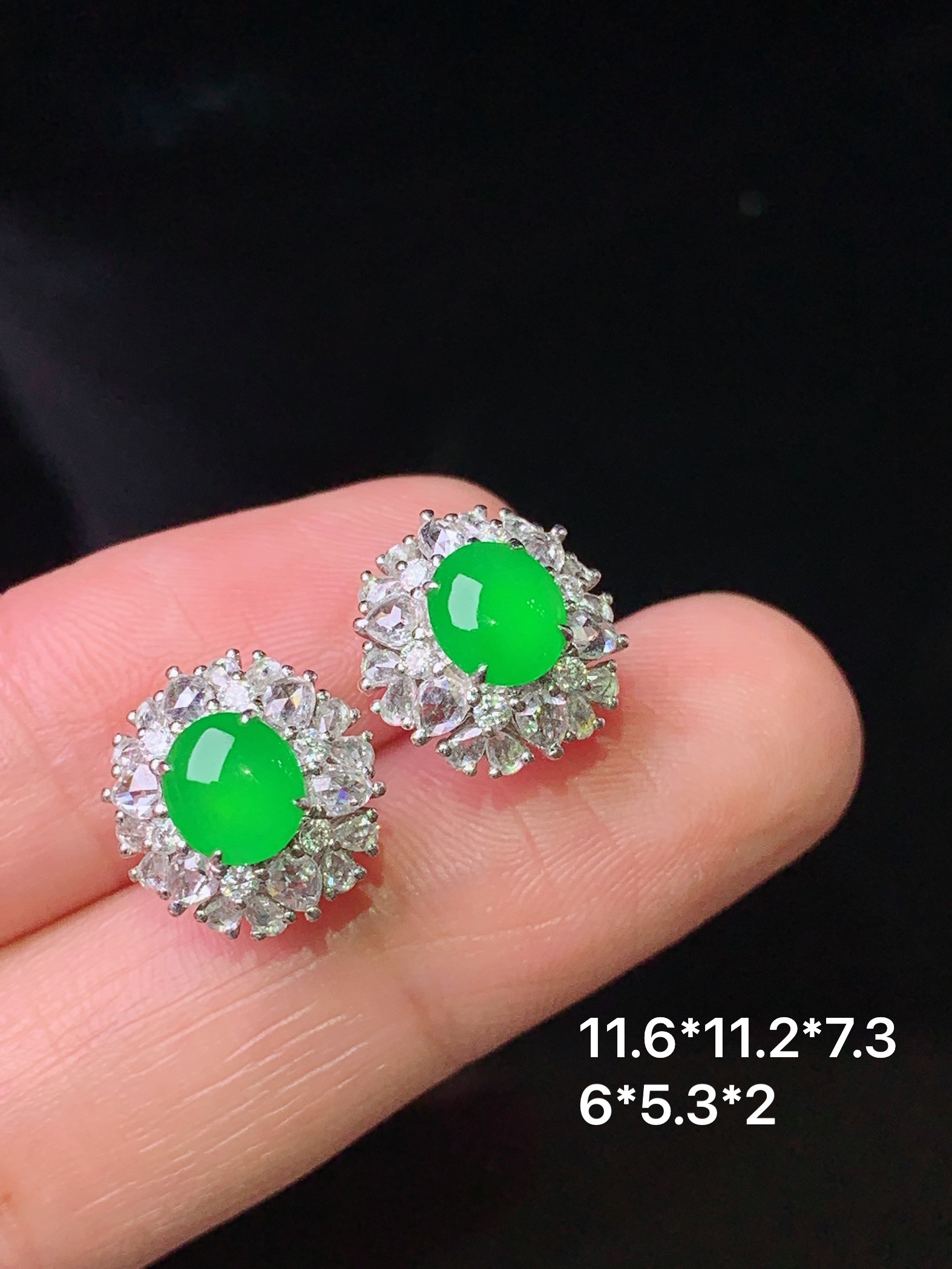 18k金钻镶嵌冰阳绿蛋面耳钉 玉质细腻 色泽艳丽清新 水润亮眼 整体尺寸11.6*11.2*7.3 m7