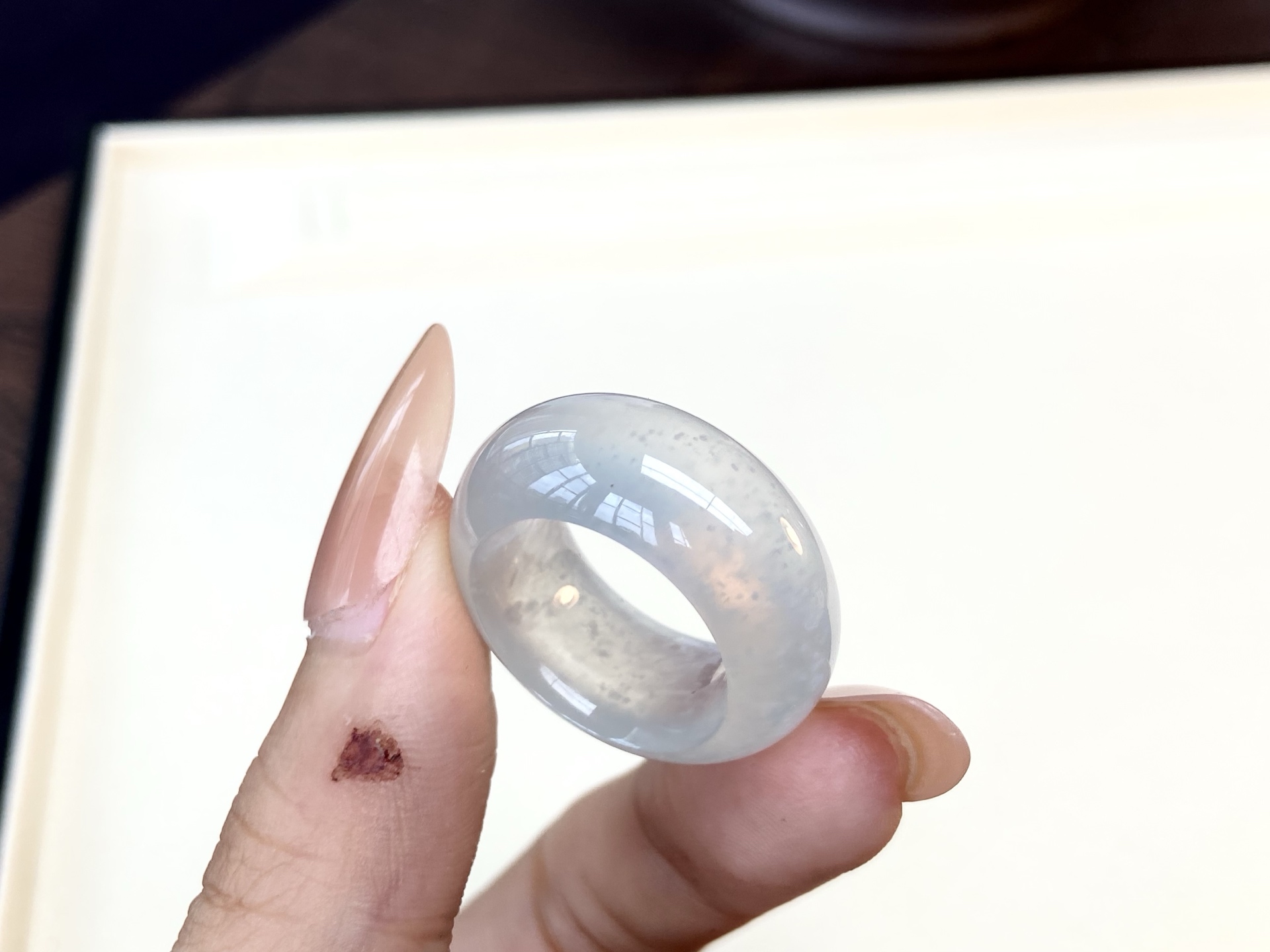 高冰种指圈，厚庄的大气感，莹润通透的质感更是绝美，把温柔贵气凝在指间，裸石：11.5-6.1mm，圈口：13，无裂