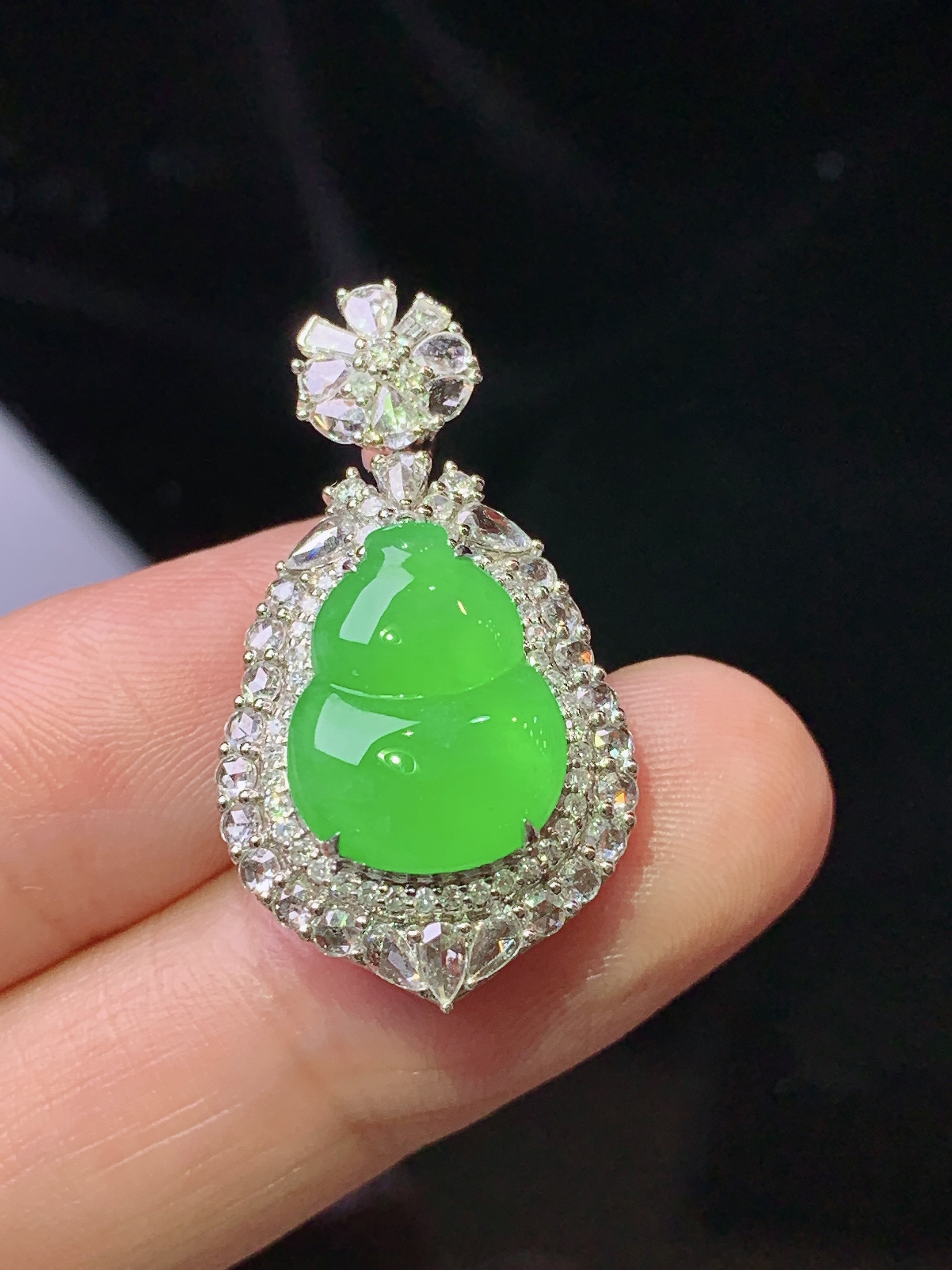 18k金钻镶嵌冰阳绿葫芦吊坠 玉质细腻 色泽艳丽清新 水润亮眼 整体尺寸29.8*16.6*9.5 h1
