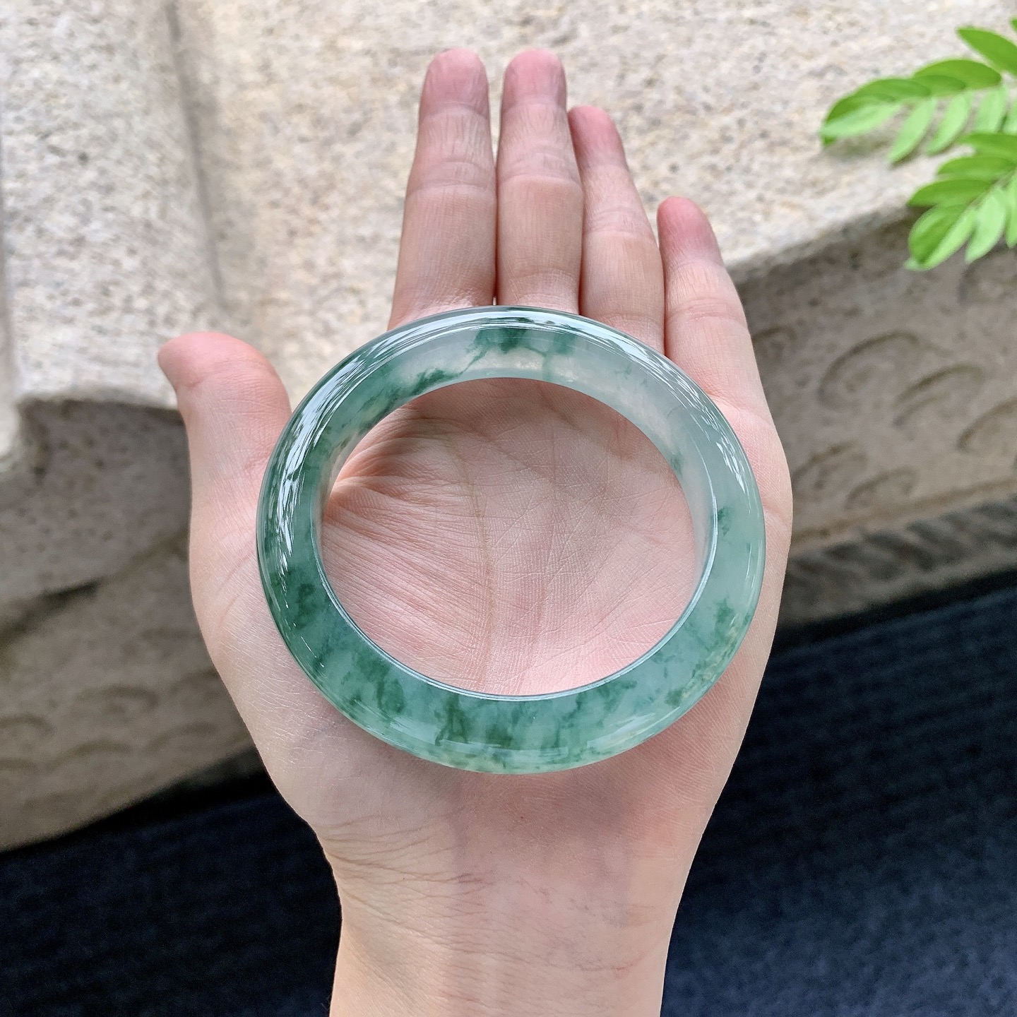 正圈53 54【圈口】54.8/11.5/8.8【编码】W6072716【描述】冰糯飘花，清透，水润，种老，细腻，无裂