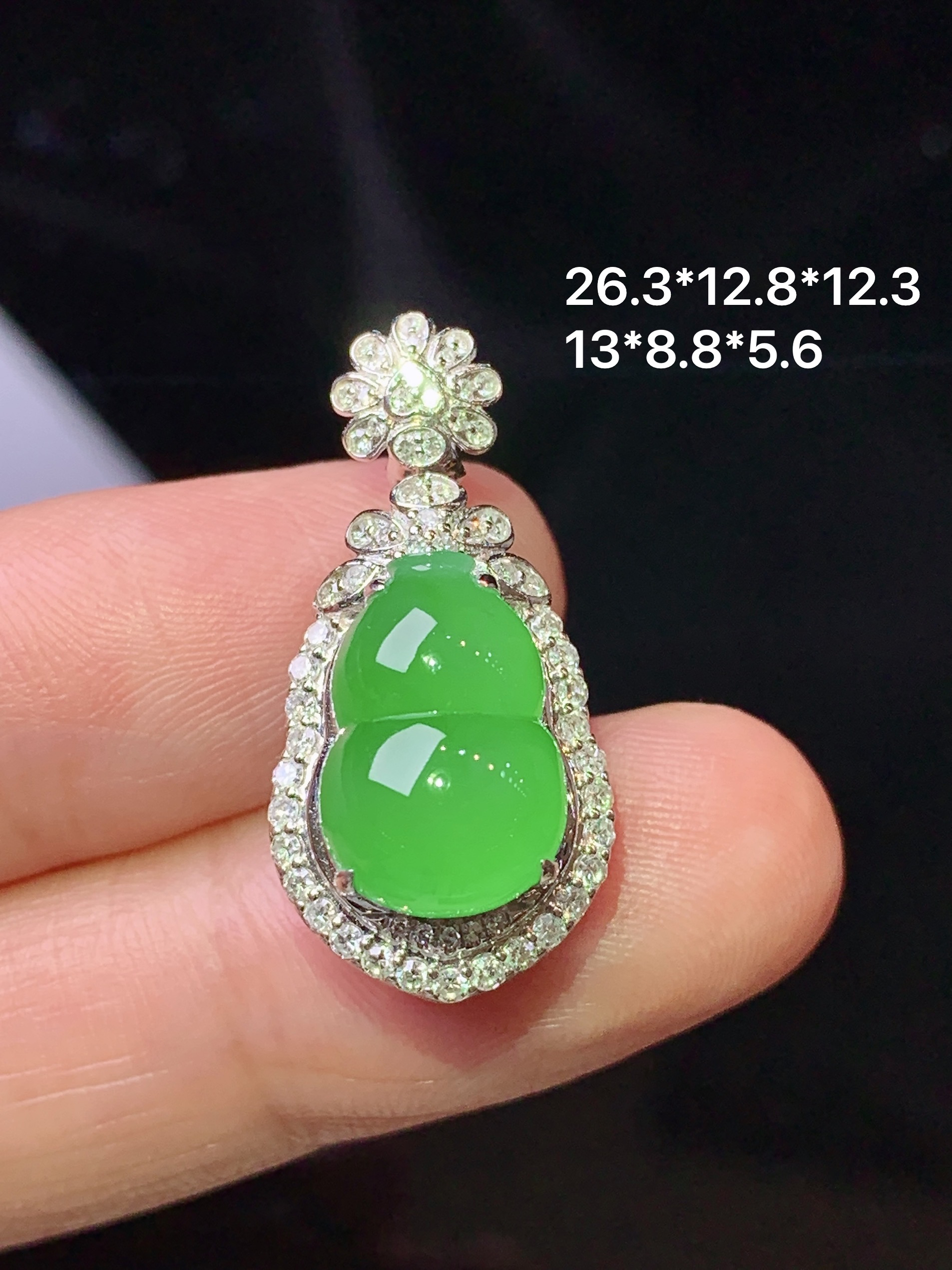 18k金钻镶嵌冰阳绿葫芦吊坠 玉质细腻 色泽艳丽清新 水润亮眼 整体尺寸26.3*12.8*12.3 h1