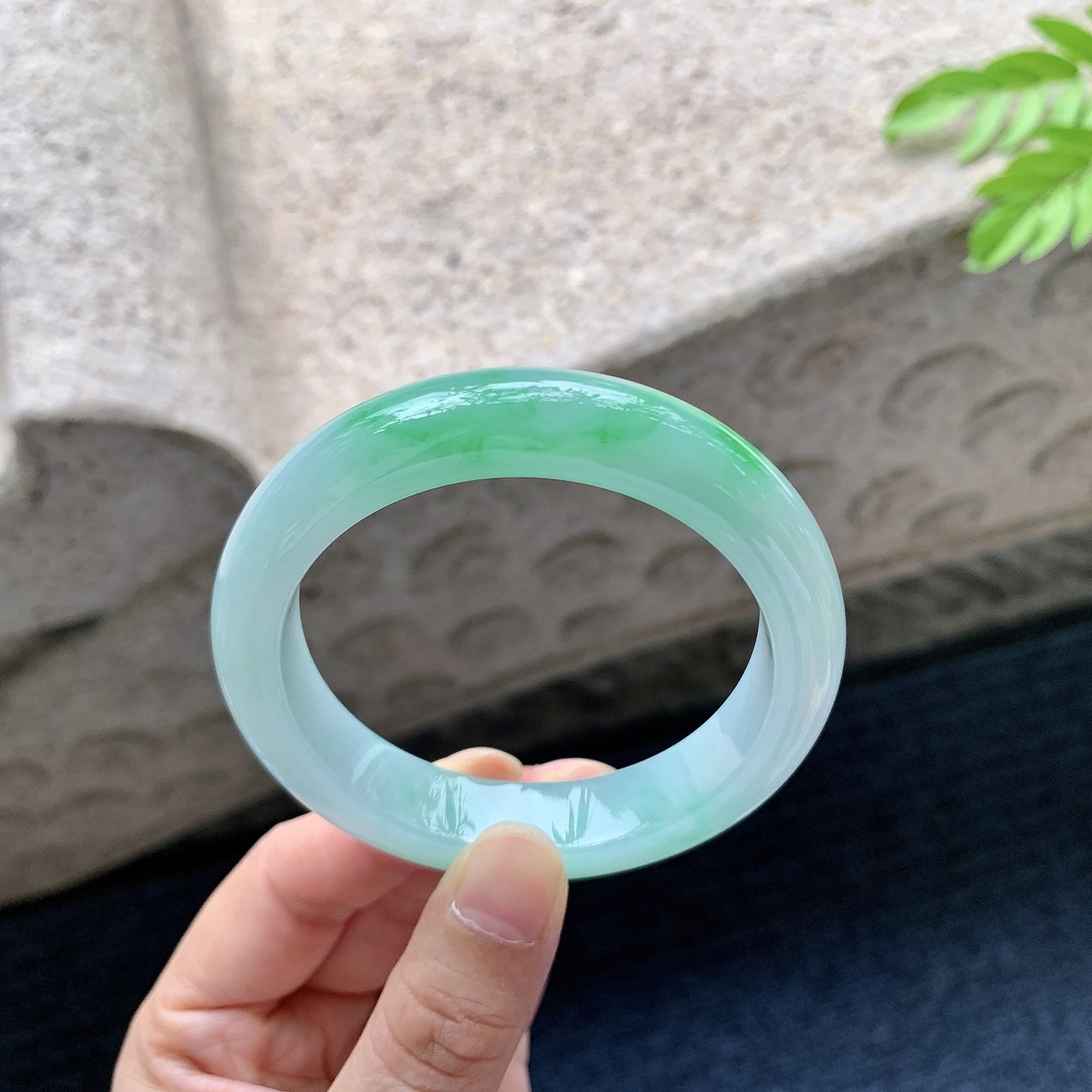 正圈53 54【圈口】54/12/8.4【编码】G19072703【描述】细糯飘辣绿，水润，种老，细腻，有纹线
