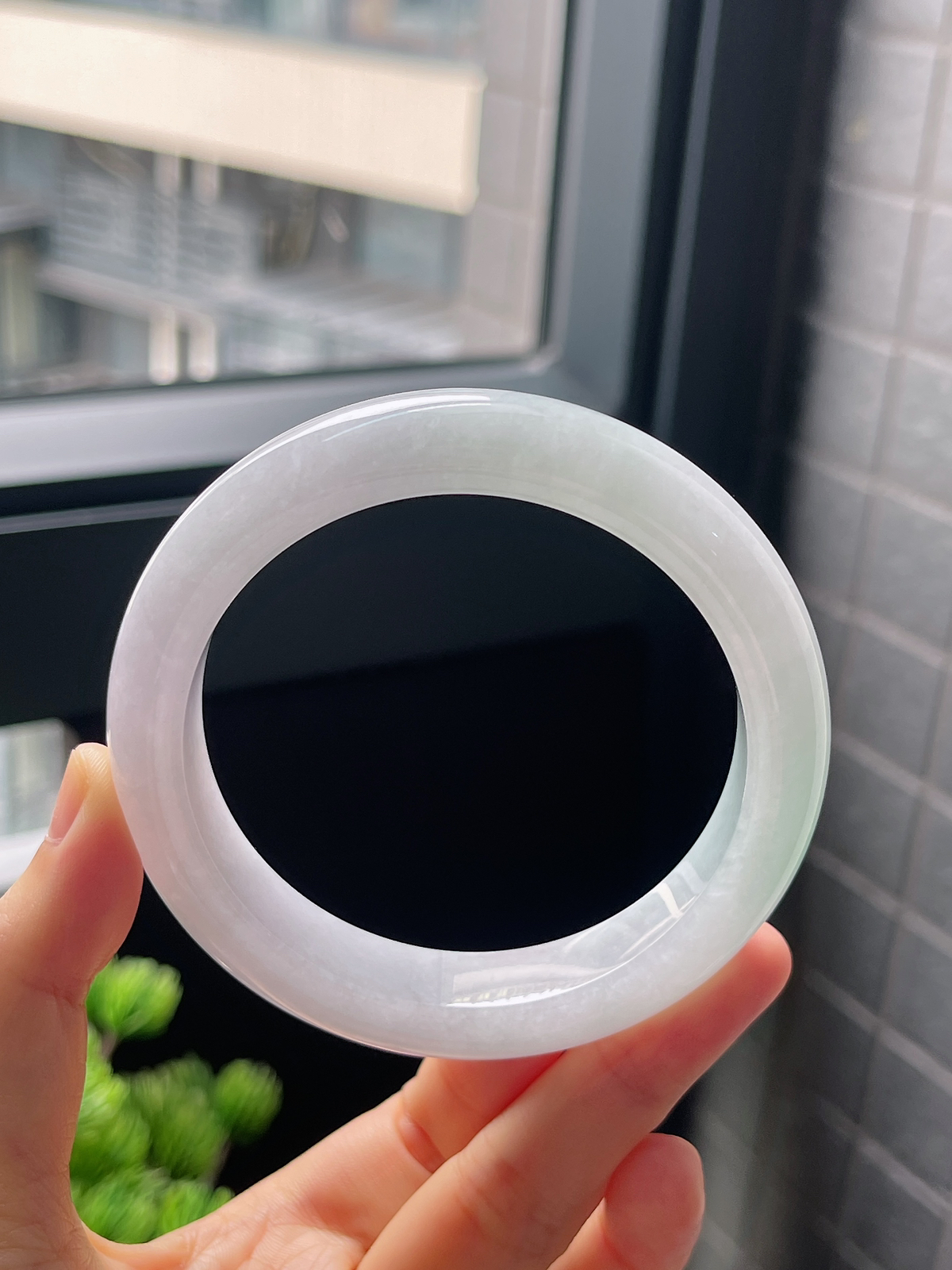 圈口61.3，冰糯种浅绿色翡翠正圈手镯