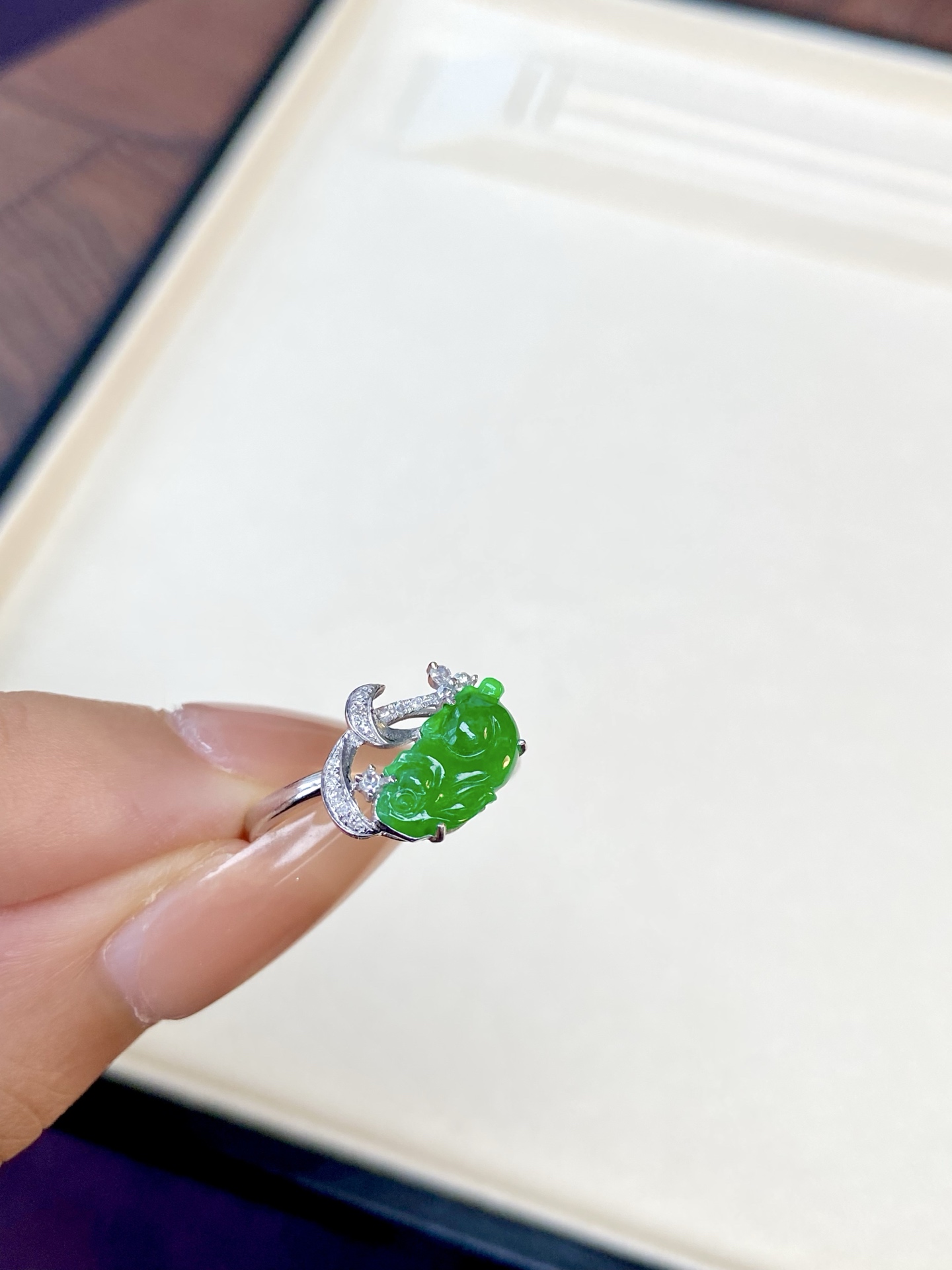 冰种辣绿兔子戒指，色浓郁，这个夏天 谁能拒绝一款这么可爱的兔子戒指，上手抢眼吸晴，裸石：11.6-6