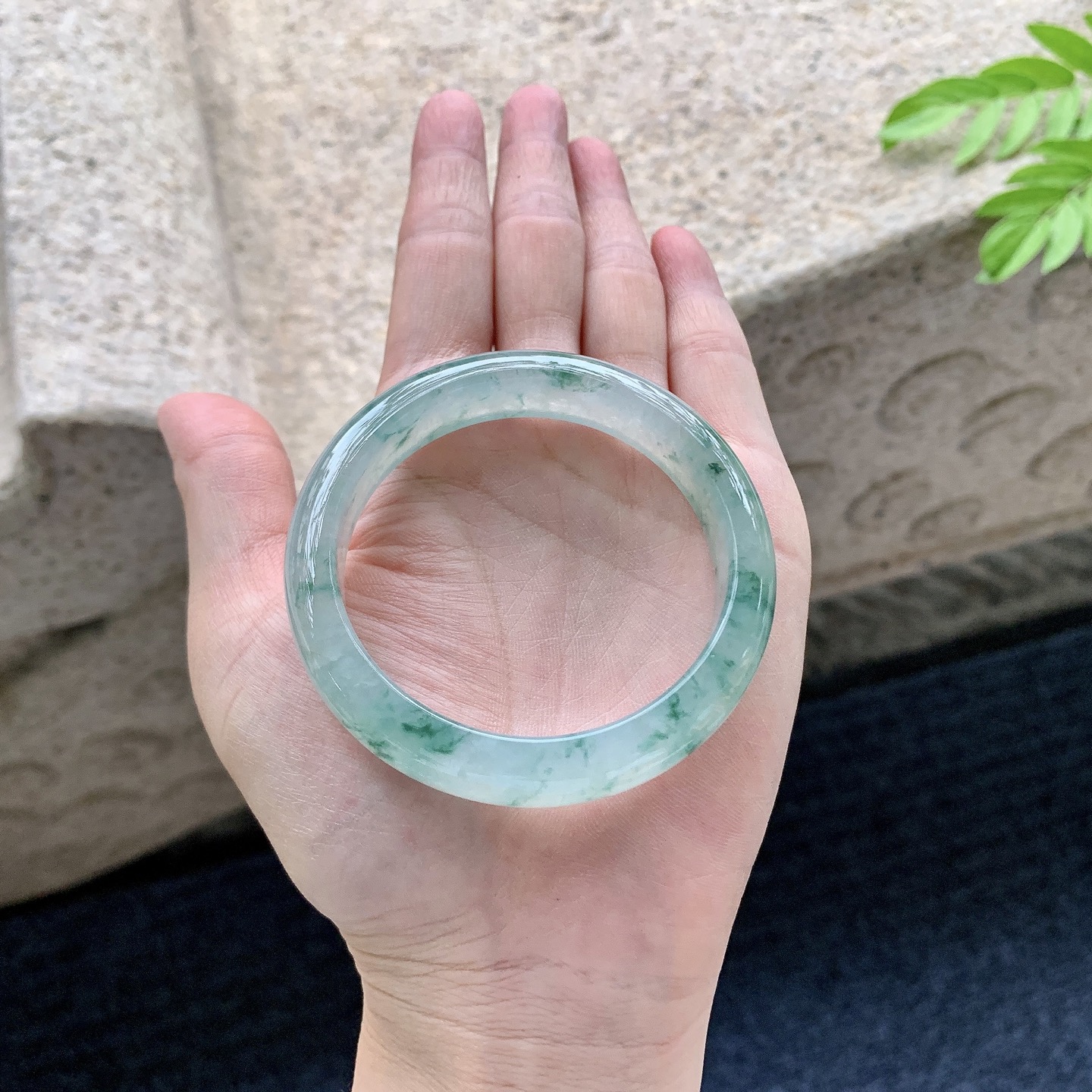 正圈 52 52【圈口】52.4/11.8/7.5【编码】T1072714【描述】冰糯飘花，水润，种老，细腻，打灯有棉线