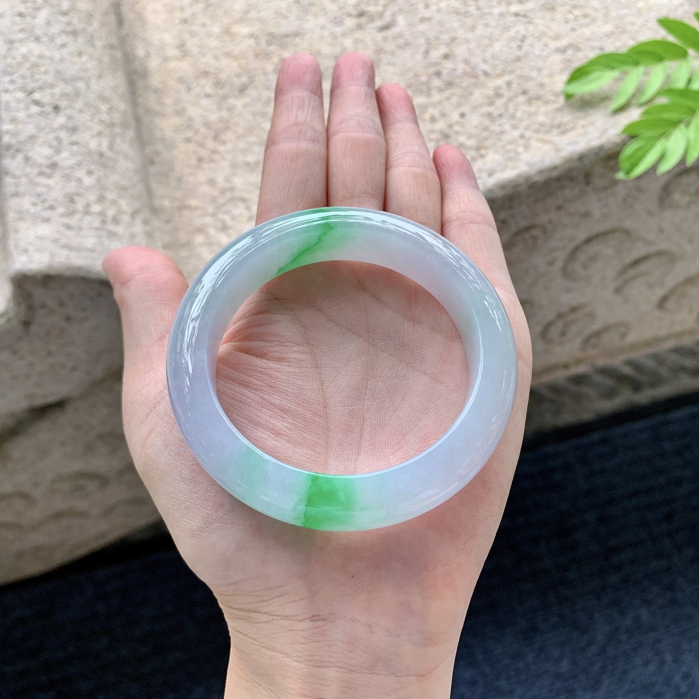 正圈 圈口54.3/13.2/9.4 编码B2072706 描述冰糯春彩，水润，种老，细腻，有纹线