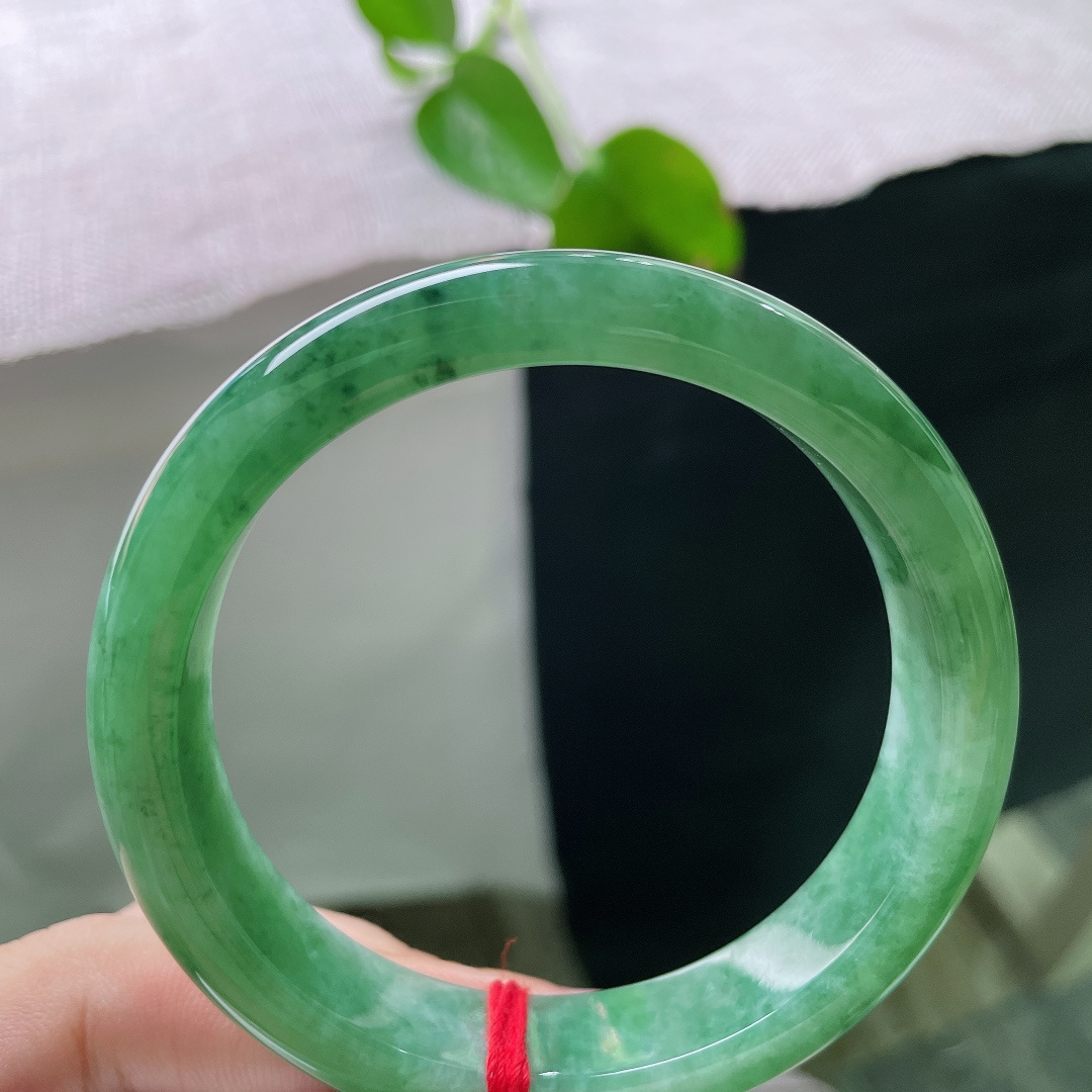 57.5/12.5/8.3，绿底正圈，一点皮纹，花色飘逸灵动，深浅绿色自然交融，浓淡层次分明，韵味十