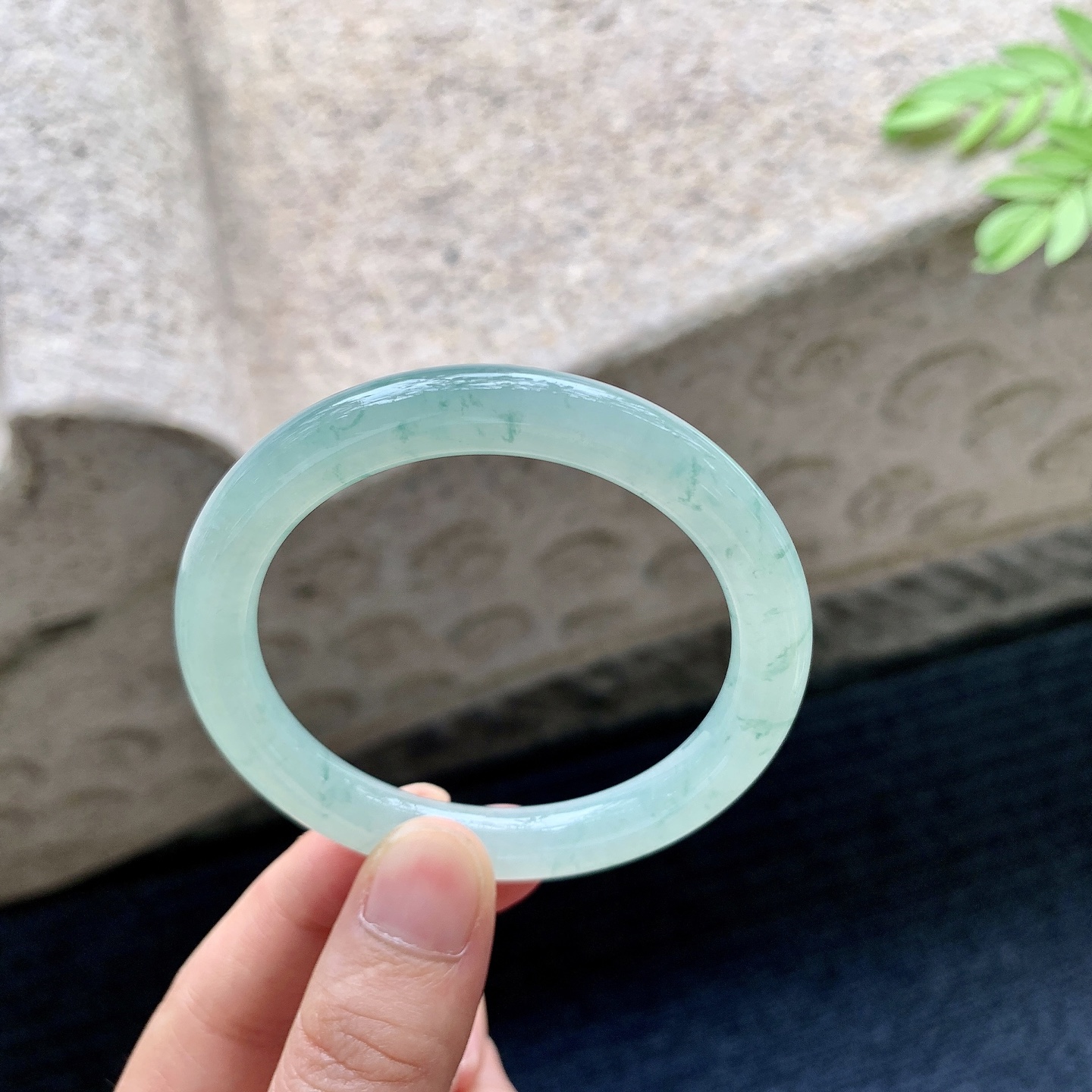 圆条50 51【圈口】50.8/8.3/8【编码】HC072814【描述】糯冰飘绿花，水润，种老，细腻，无裂