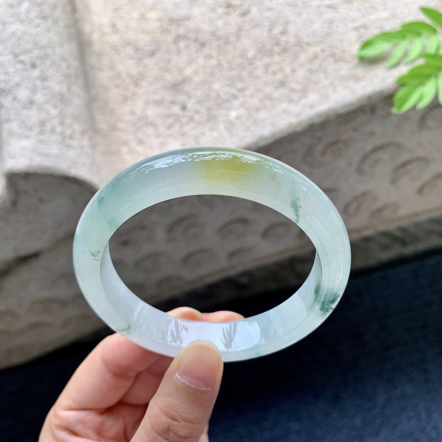 正圈57 58【圈口】58/12.5/8.1【编码】HC072811【描述】糯冰黄翡，飘花，清透，水润，种老，细腻，无裂