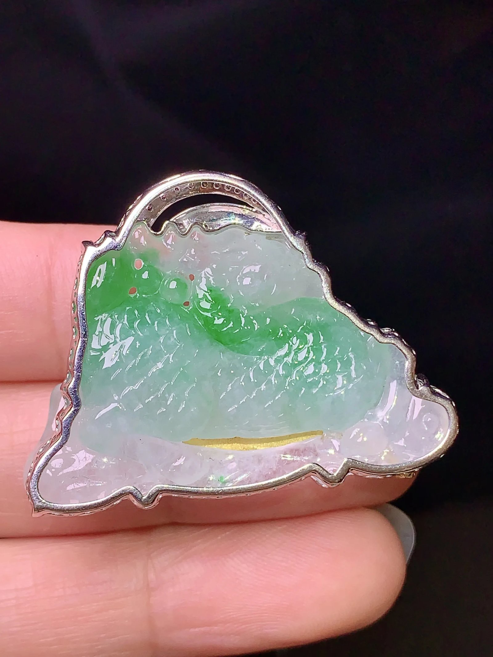 18k金钻镶嵌飘绿龙吊坠 玉质细腻 色泽艳丽清新 水润亮眼 整体尺寸28.7*37.8*9.2 b1