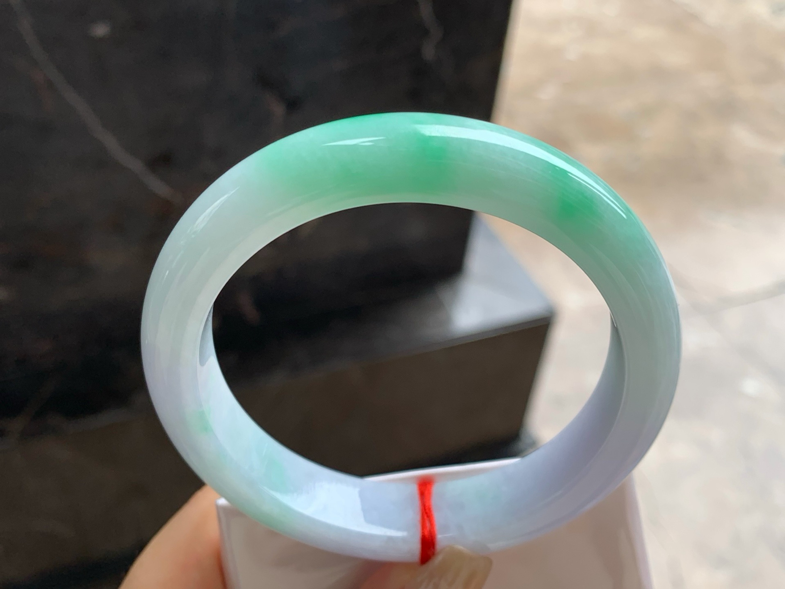 61.5-13.3-9.3
带色大圈口手镯^_^底子细腻干净