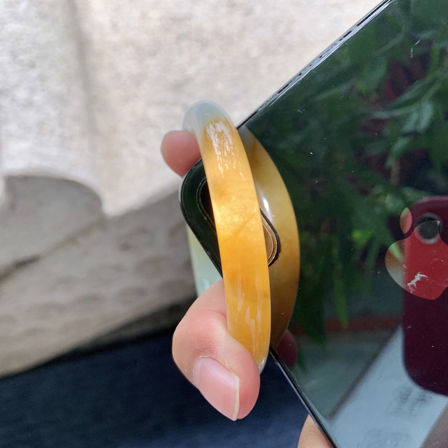 圆条52 53【圈口】53.7/8.7/8.6【编码】J7072804【描述】细糯飘黄翡，水润，种老，细腻，打灯有棉线