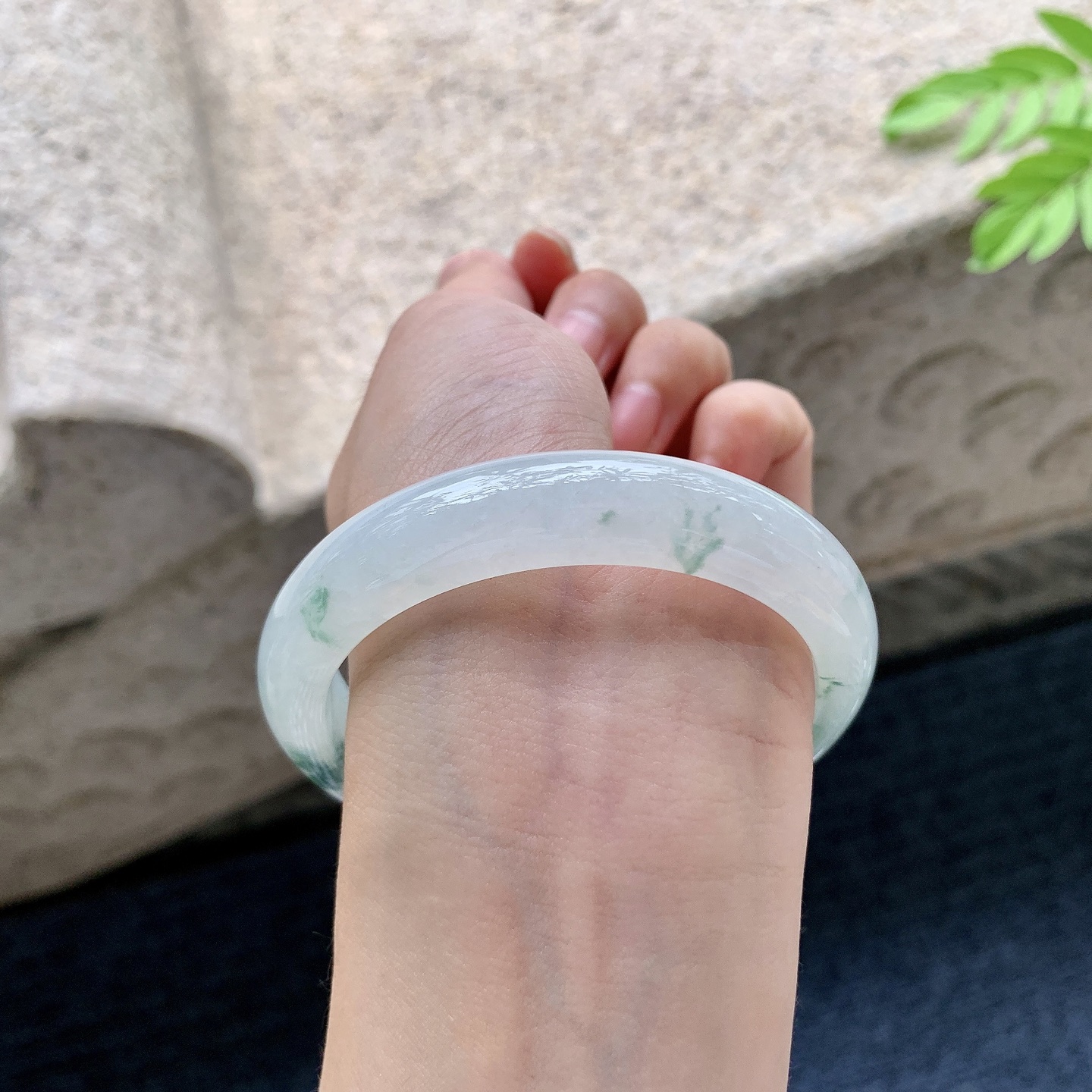 正圈57 58【圈口】58/12.5/8.1【编码】HC072811【描述】糯冰黄翡，飘花，清透，水润，种老，细腻，无裂