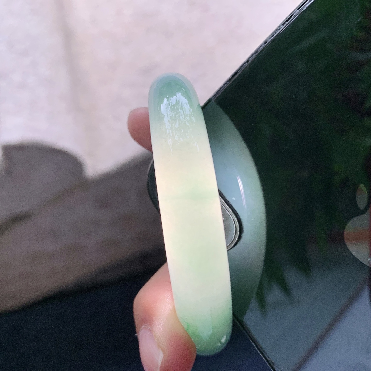 正圈55 56【圈口】56.2/12/9【编码】W6072717【描述】细糯飘绿，水润，种老，细腻，有棉纹