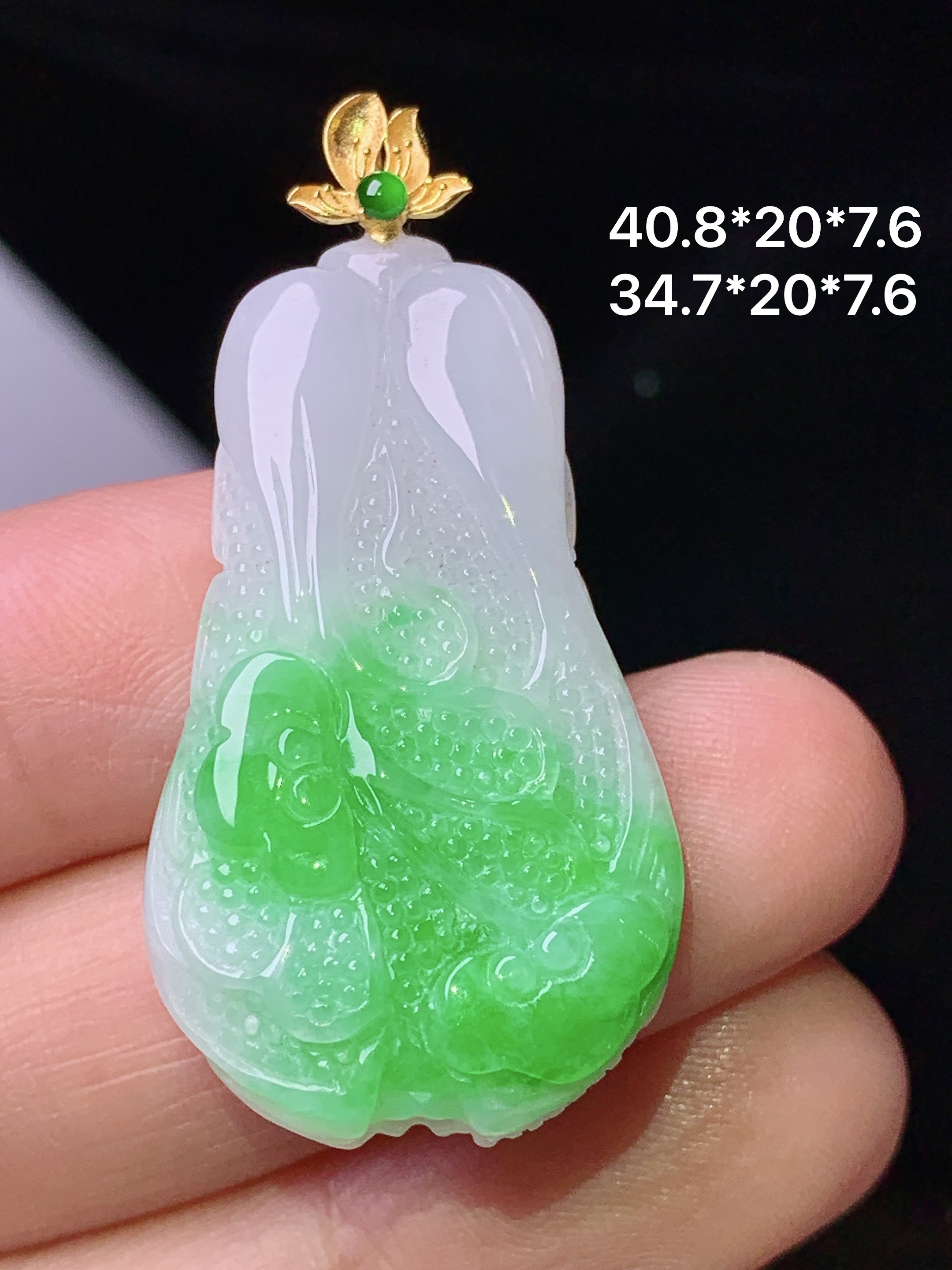 18k金镶嵌飘绿白菜吊坠 玉质细腻 色泽艳丽清新 水润亮眼 整体尺寸40.8*20*7.6 a3