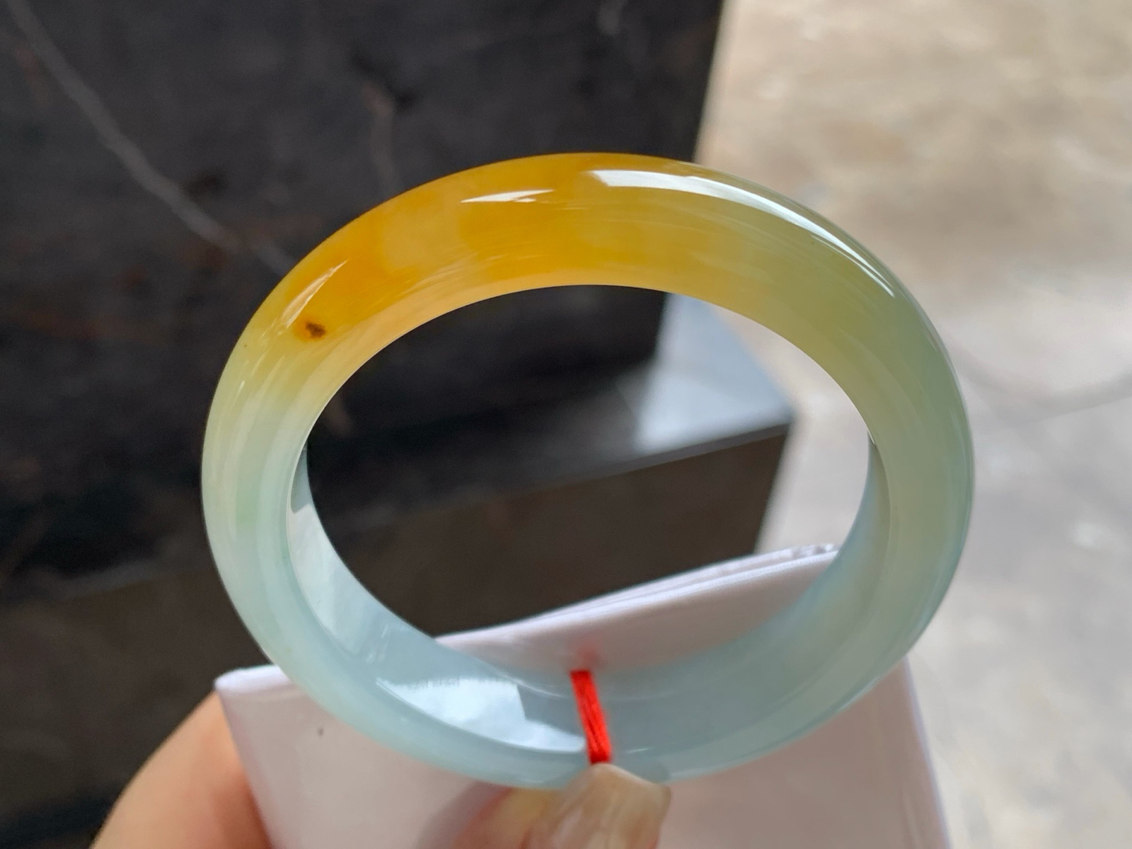 54-12-8.8
冰种黄翡手镯^_^底子细腻有种水 颜色漂亮