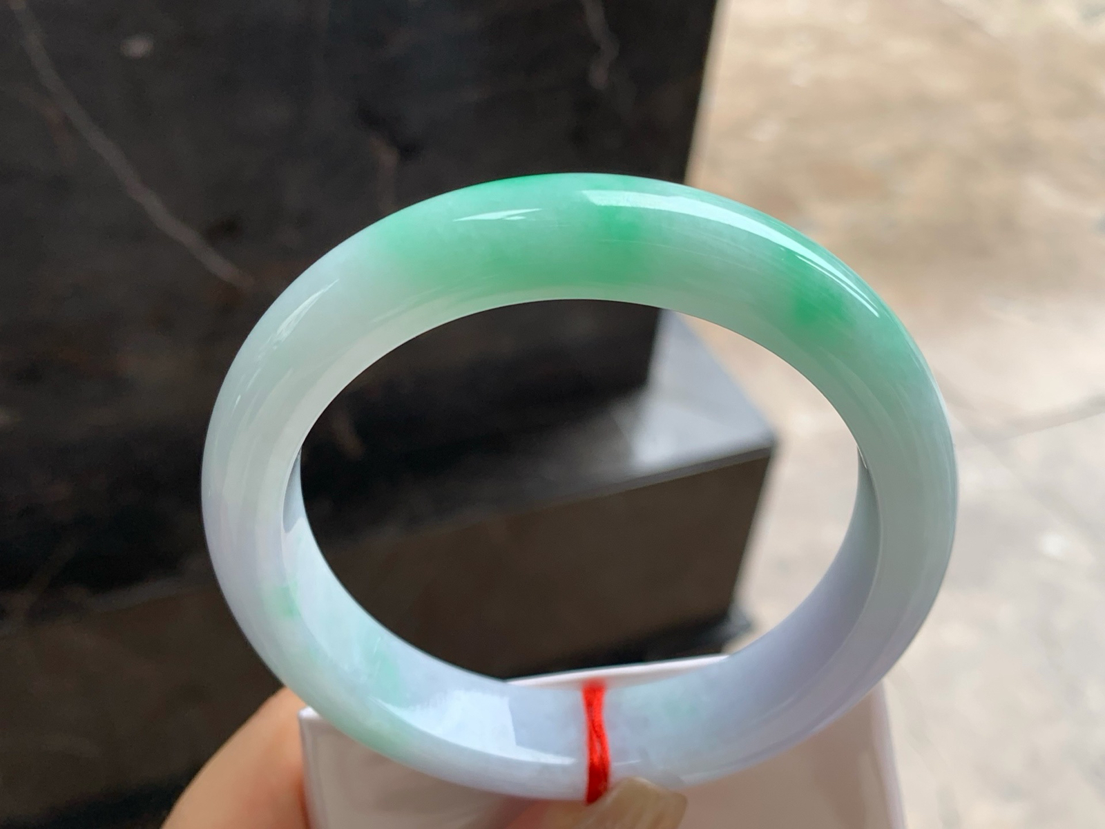 61.5-13.3-9.3
带色大圈口手镯^_^底子细腻干净