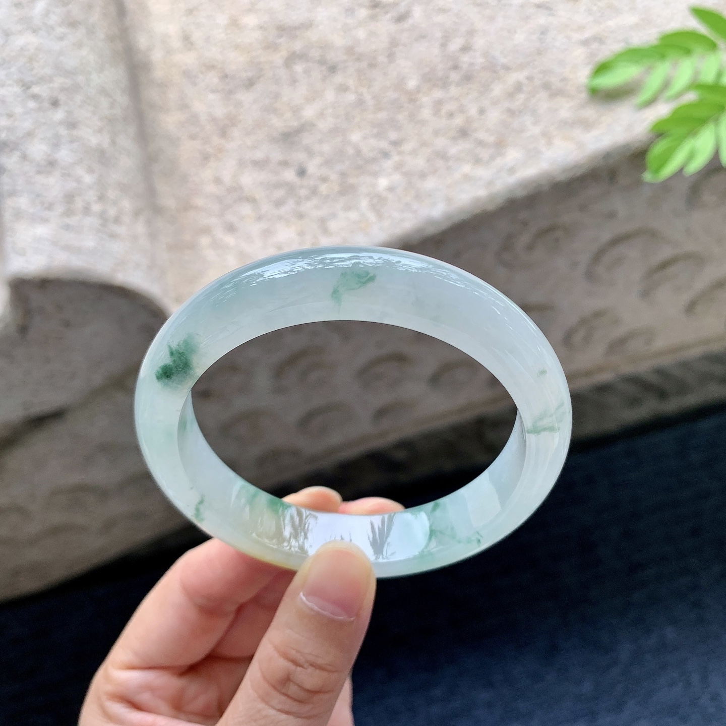 正圈57 58【圈口】58/12.5/8.1【编码】HC072811【描述】糯冰黄翡，飘花，清透，水润，种老，细腻，无裂