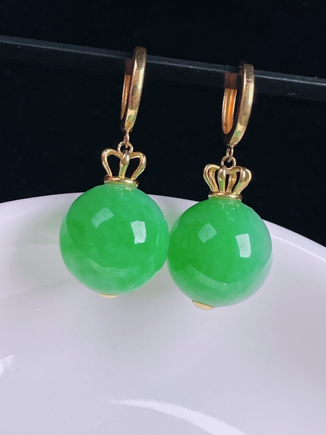 ️阳绿圆珠耳坠，老种起光，细底通透，尺寸：裸石13mm0727