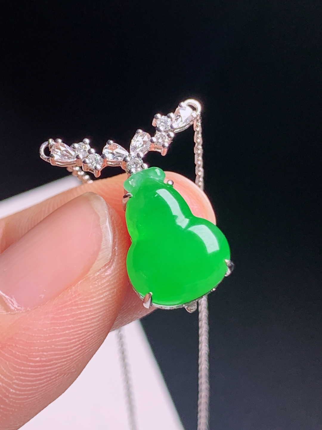 正阳绿葫芦套链，色泽浓郁水润饱满，镶钻华丽显贵 裸石13.2-9.8-4.1 整体18.3 57