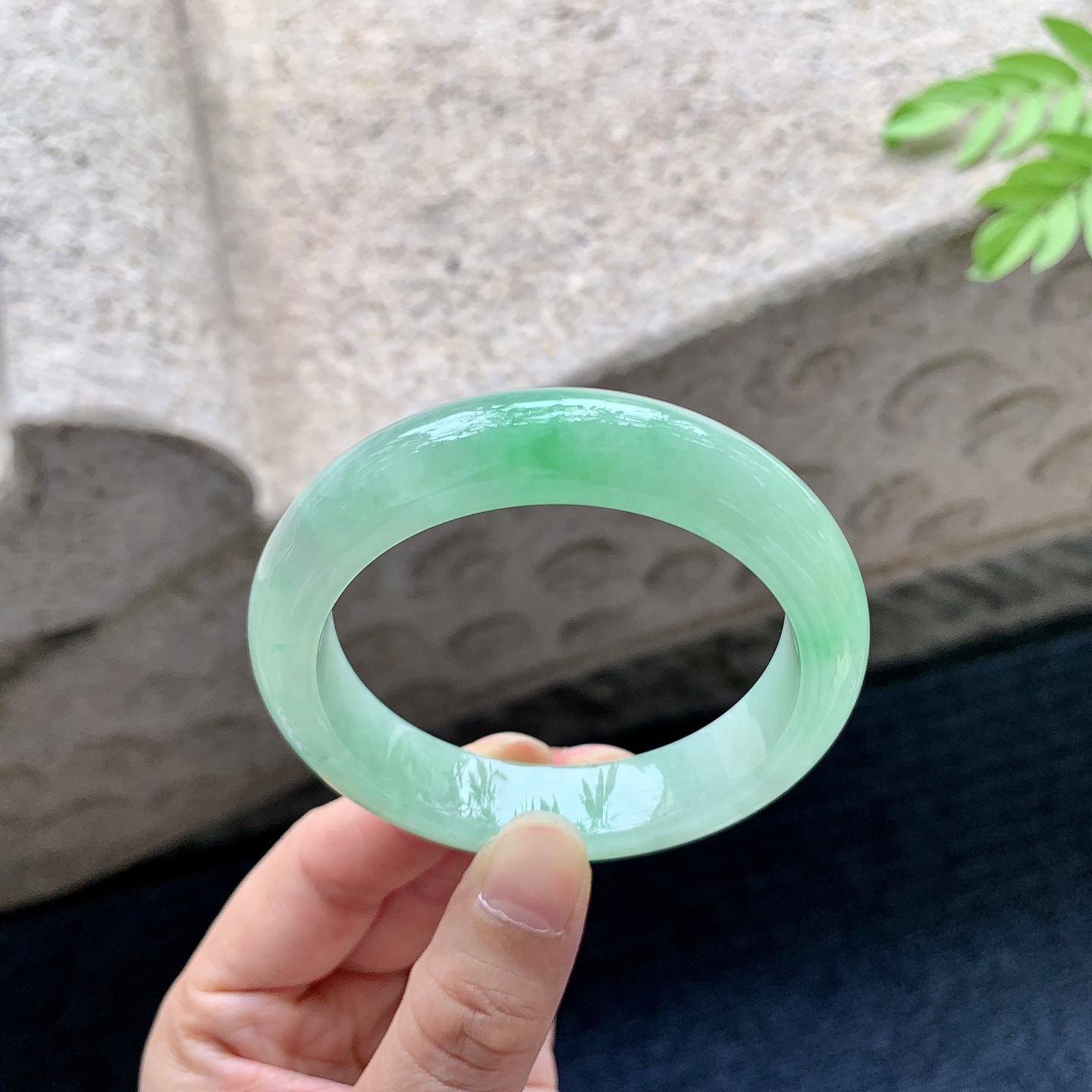 正圈 圈口52.2/12.6/8.2 编码WW072822 描述糯冰飘绿，水润，种老，细腻，打灯有絮线