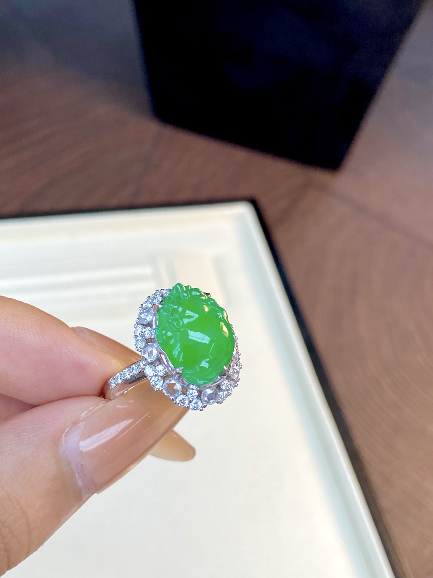 高冰种阳绿三脚金蟾戒指，招一手富贵，种水超级美，屁股肥厚特招财，上手显贵吸晴：19.1-14.9-13，裸石：13.9-10.7-4.8mm。