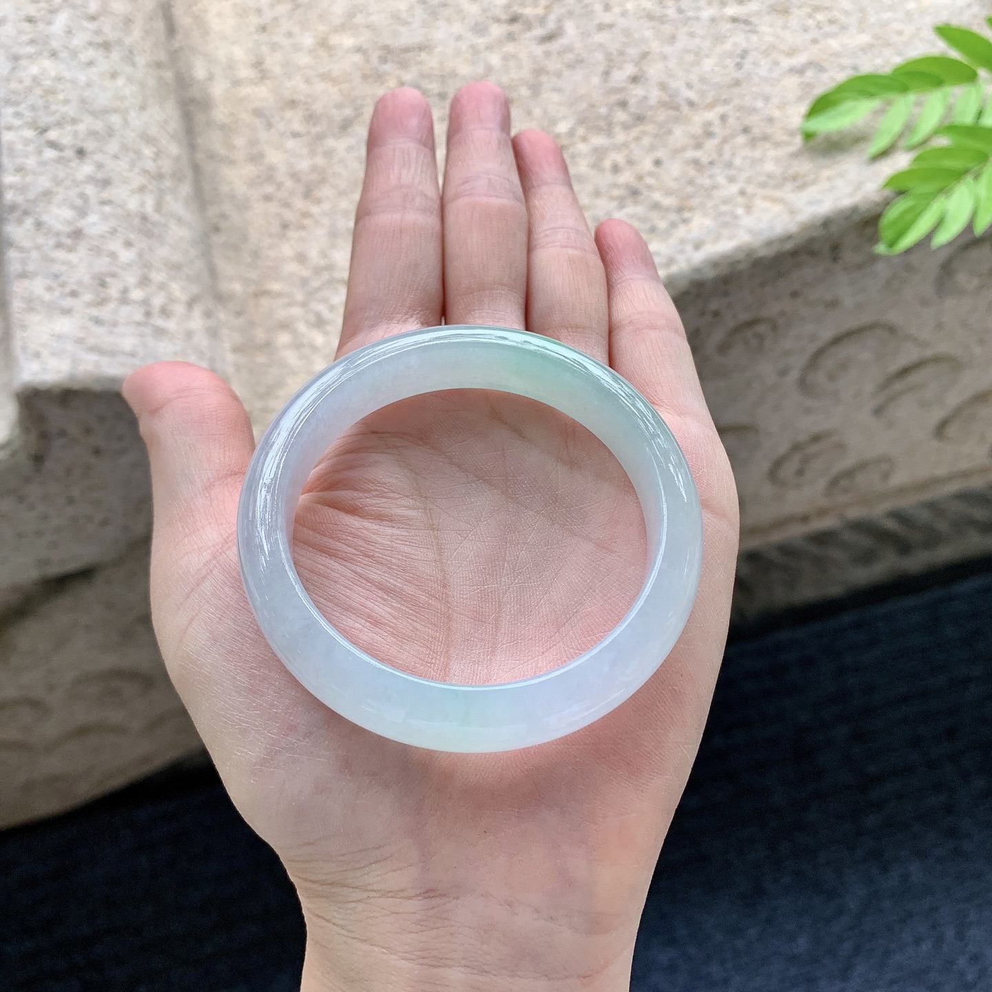 正圈 圈口52.4/11.6/7.3 编码Q5072709 描述糯冰飘绿，水润，种老，细腻，打灯有棉线