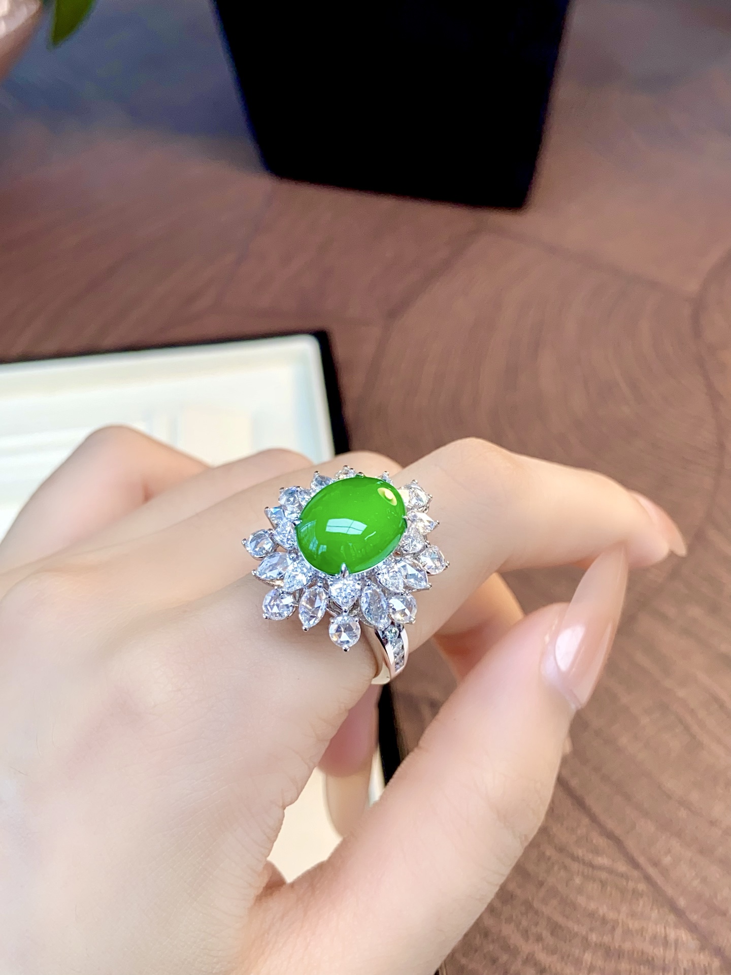 高冰种阳绿蛋面戒指吊坠两用款，品质够顶，一抹翠色 两种魅力，尽显温婉大气韵味：28.9-21.8-1