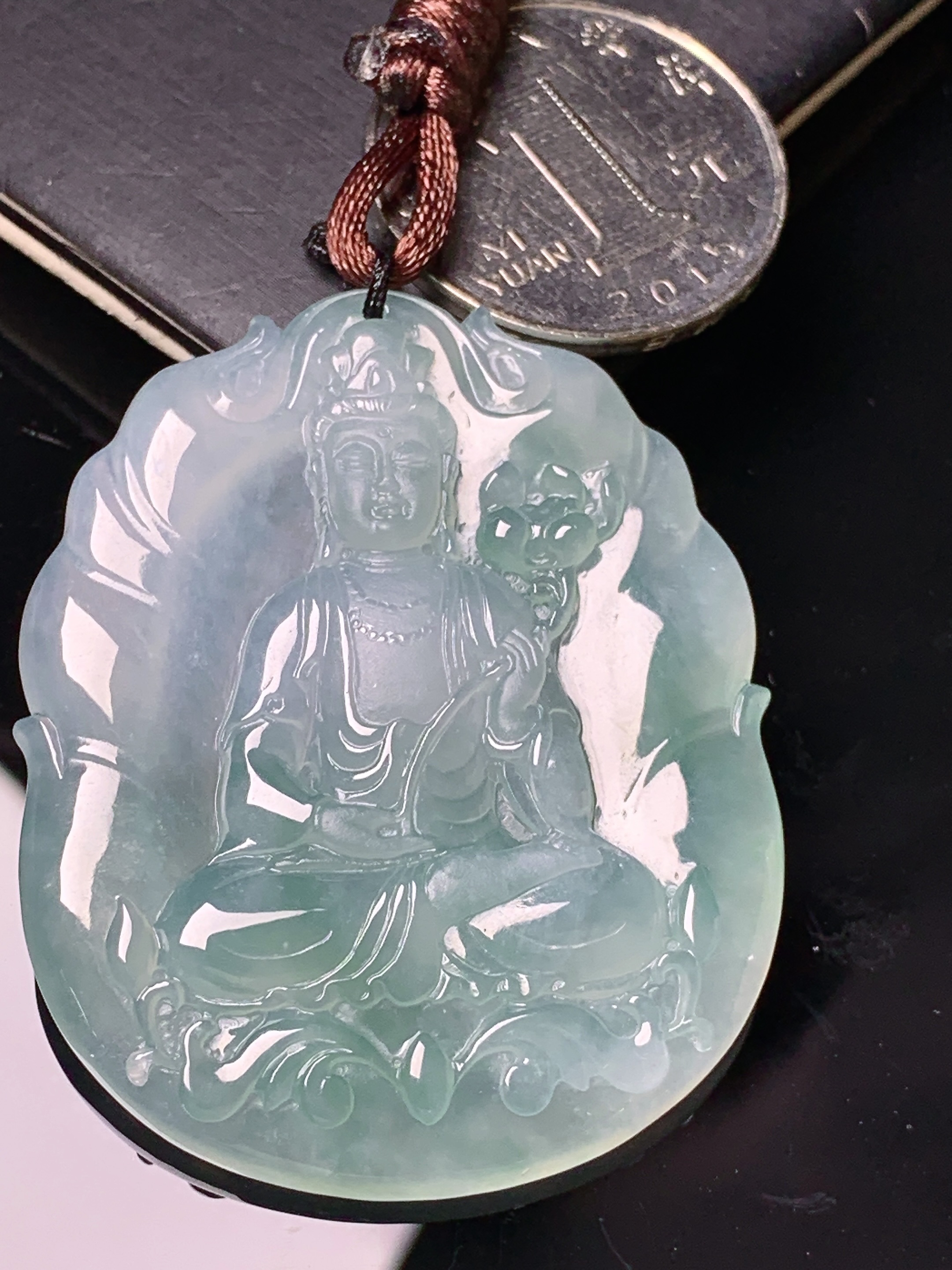 冰种飘绿观音菩萨吊坠 玉质细腻 色泽艳丽清新 水润亮眼 整体尺寸49.5*40.3*5.8 b2