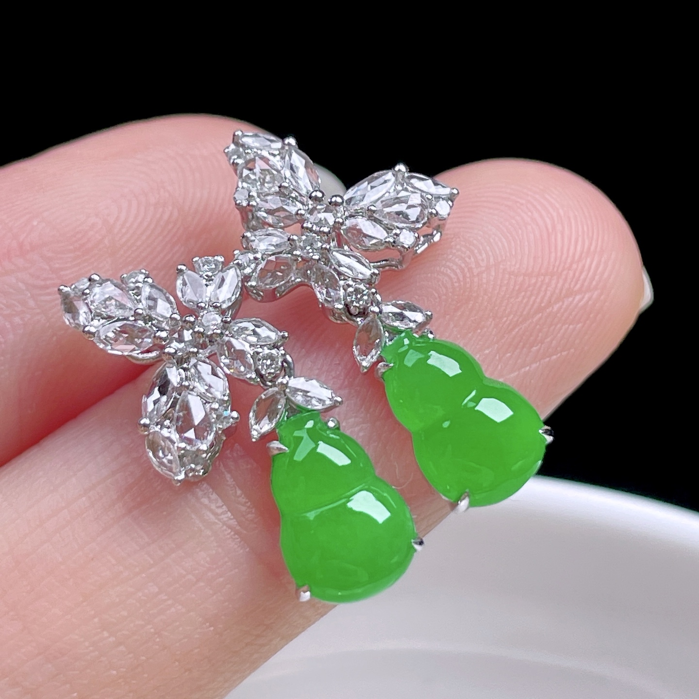 ️ 满色阳绿葫芦耳坠 色泽鲜艳，种老水润，18k金镶嵌 整体：21.7/6.3/3.5 裸石：8.6/6.3