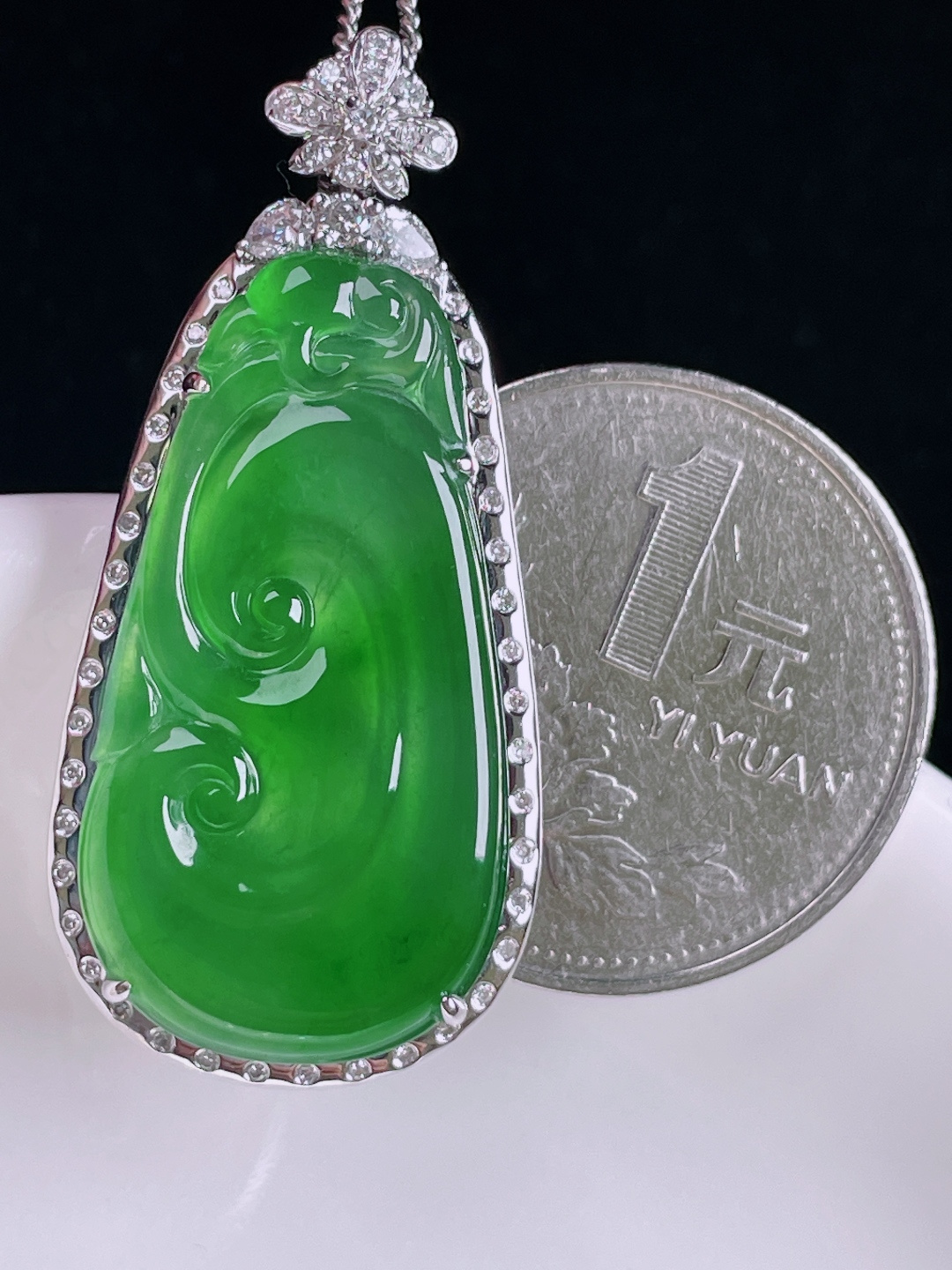 冰绿如意，老种起光，细底通透，尺寸：39.5/18.6/6.4裸石29.8/16/3.3mm0727