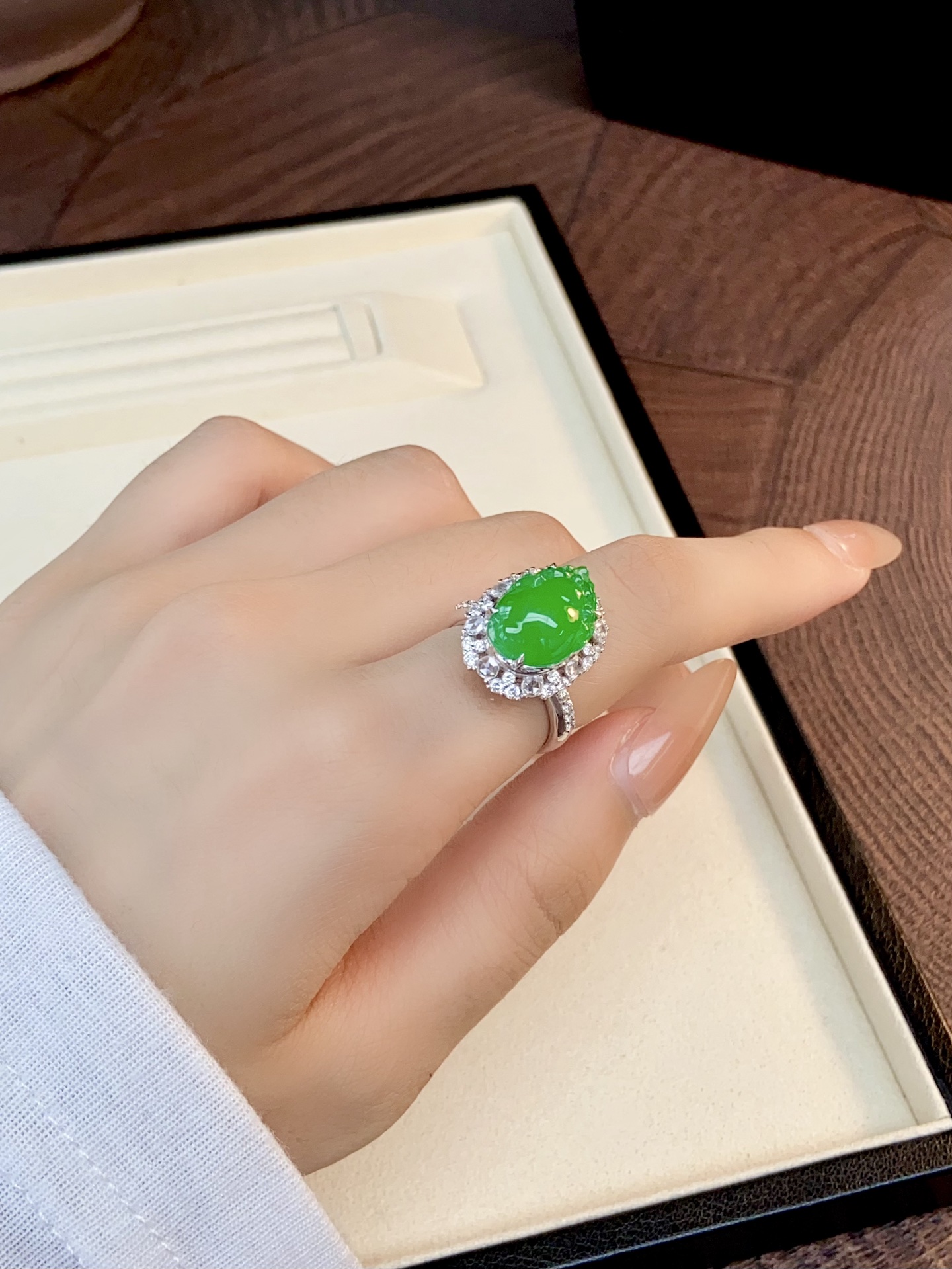 高冰种阳绿三脚金蟾戒指，招一手富贵，种水超级美，屁股肥厚特招财，上手显贵吸晴：19.1-14.9-1