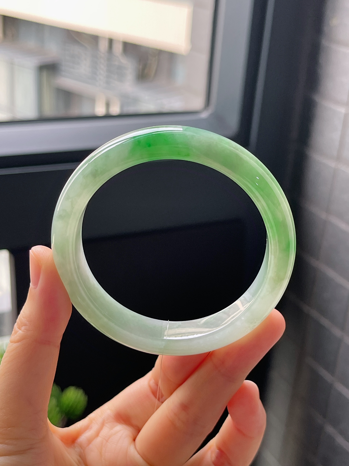 正圈54.8圈口，翡翠糯化种飘绿手镯