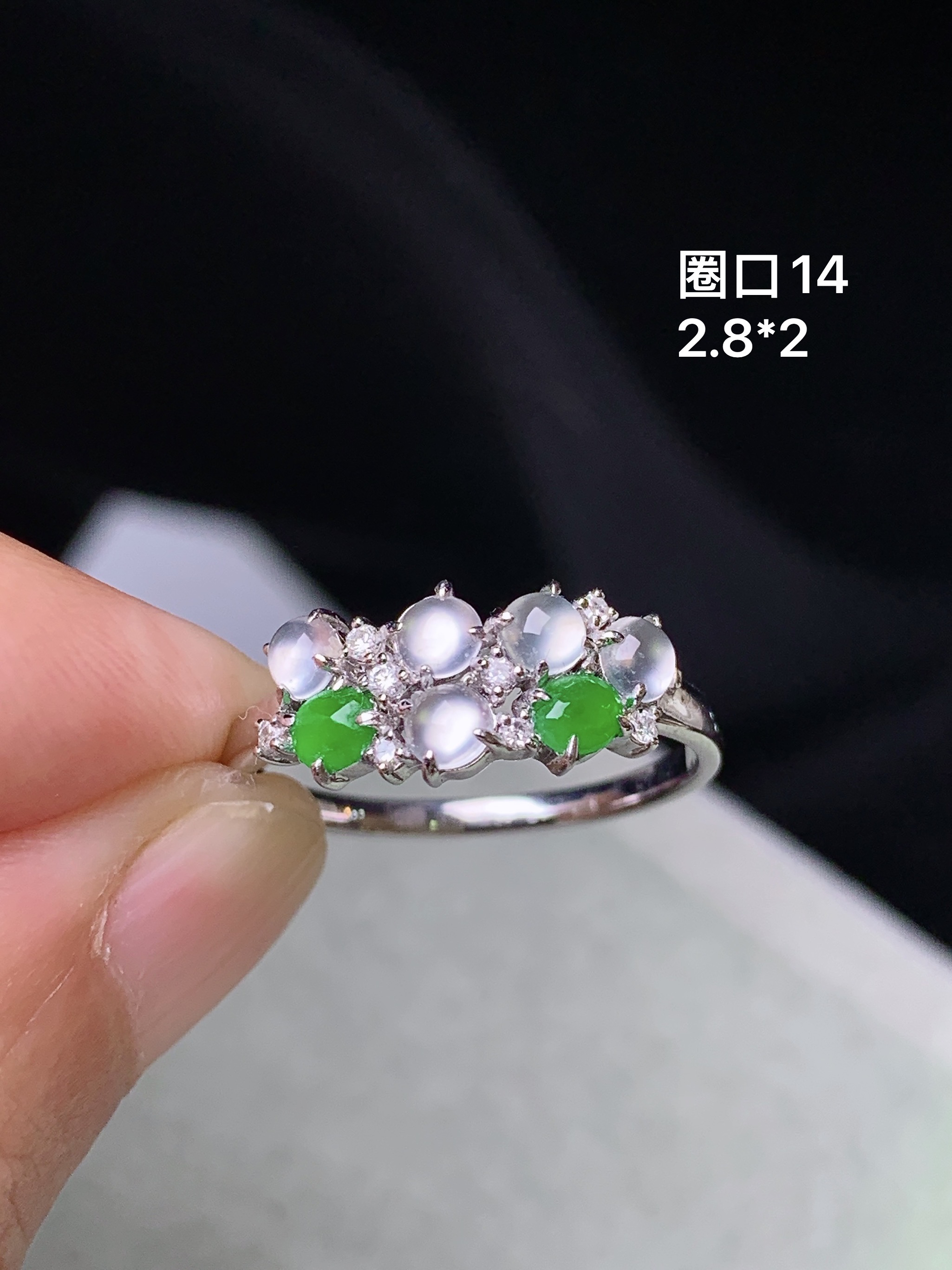 18k金钻镶嵌冰绿组合蛋面戒指 玉质细腻 色泽艳丽清新 水润亮眼 圈口14 整体尺寸2.8*2 m7