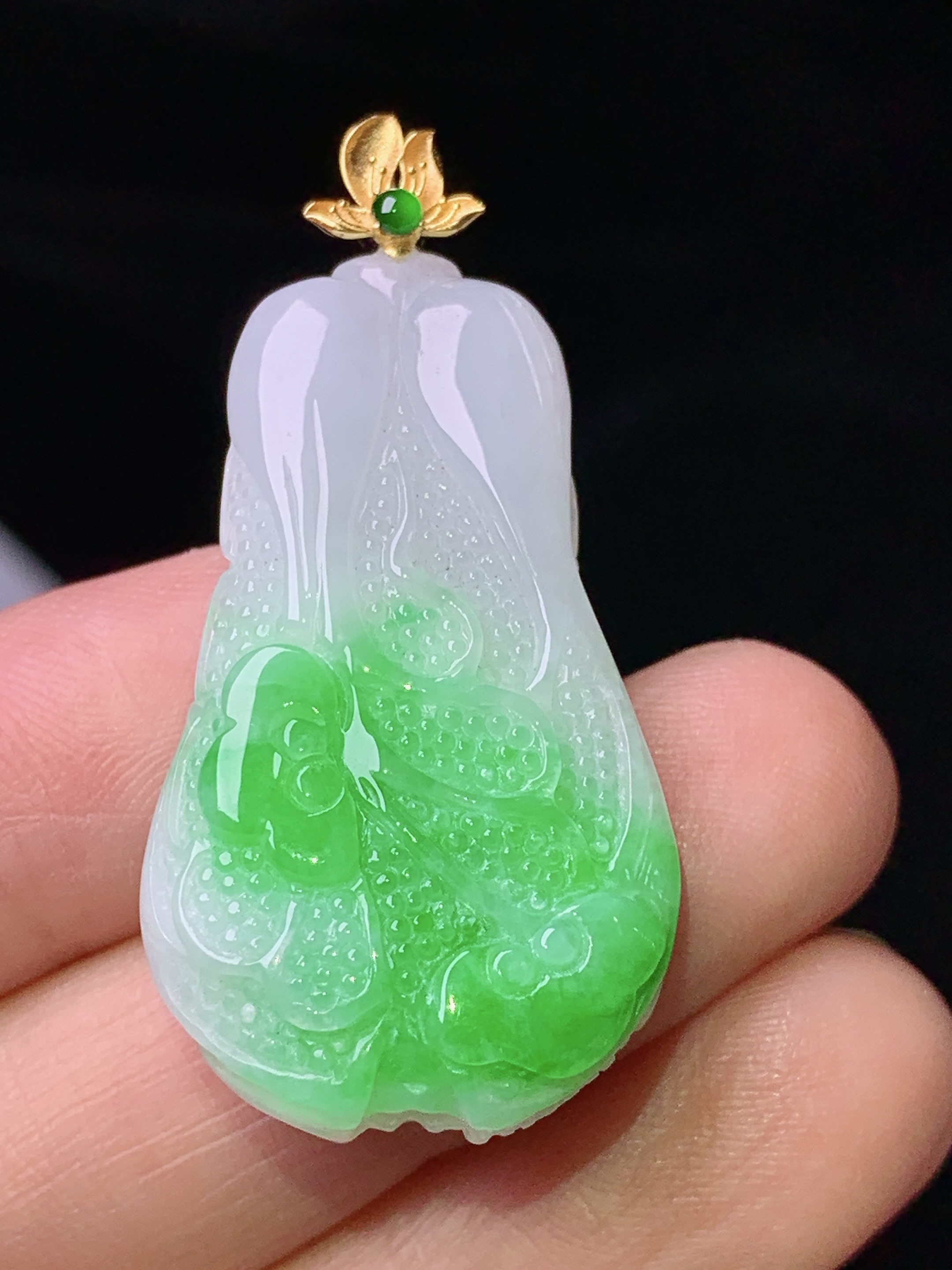 18k金镶嵌飘绿白菜吊坠 玉质细腻 色泽艳丽清新 水润亮眼 整体尺寸40.8*20*7.6 a3