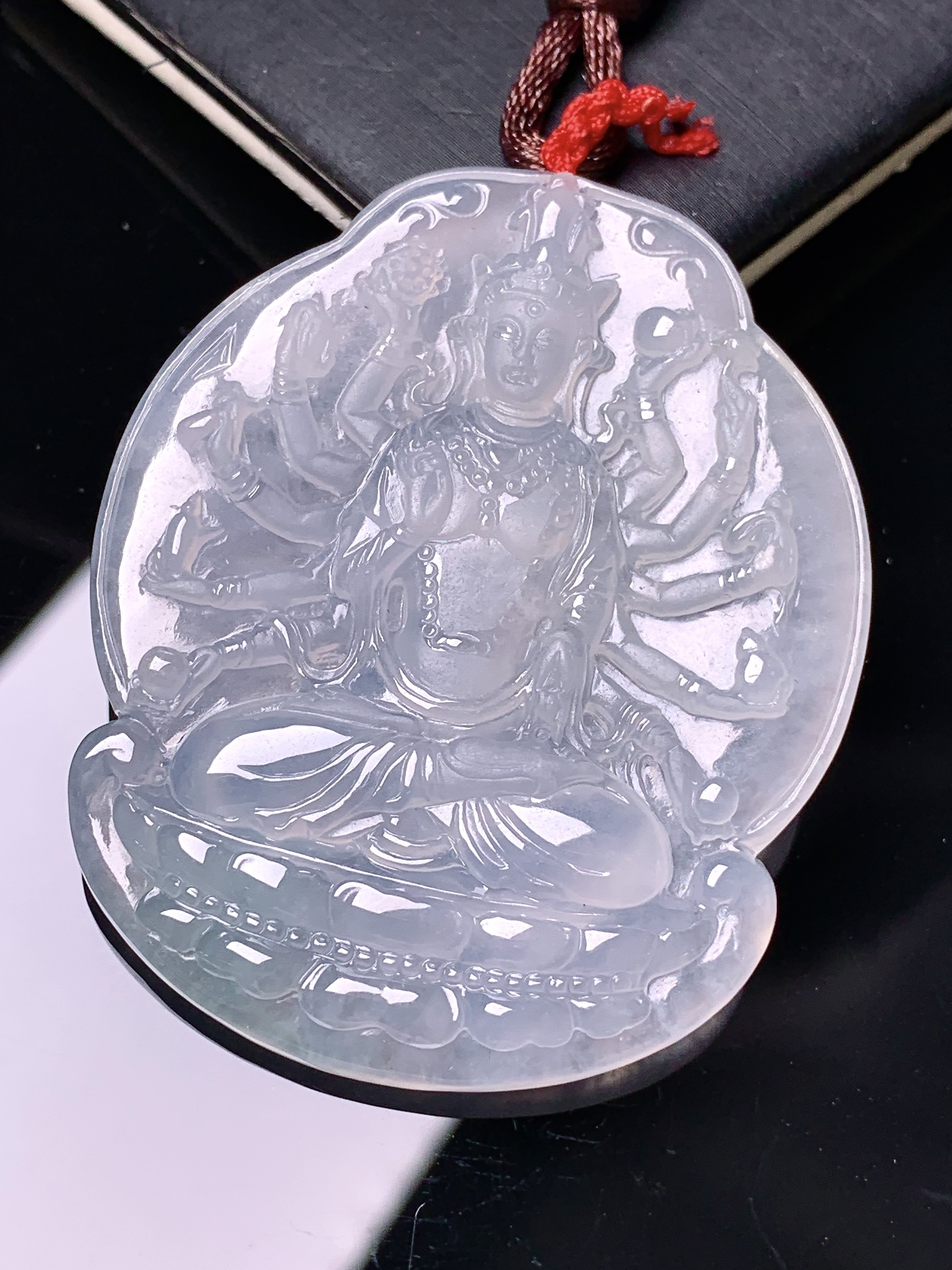 冰种千手观音菩萨吊坠 玉质细腻 色泽艳丽清新 水润亮眼 整体尺寸48.5*40*5.5 b2
