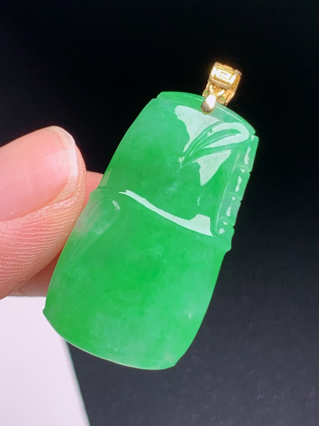 满绿竹节吊坠，玉质温润翠色怡人，节节高升寓意美好