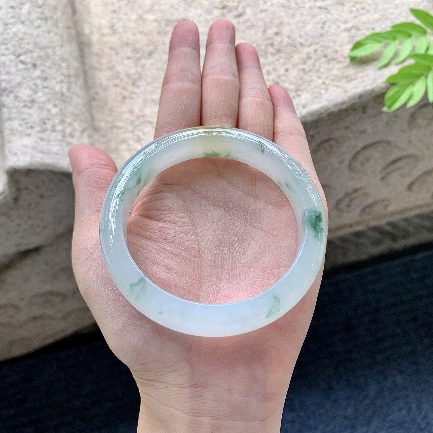 正圈57 58【圈口】58/12.5/8.1【编码】HC072811【描述】糯冰黄翡，飘花，清透，水润，种老，细腻，无裂