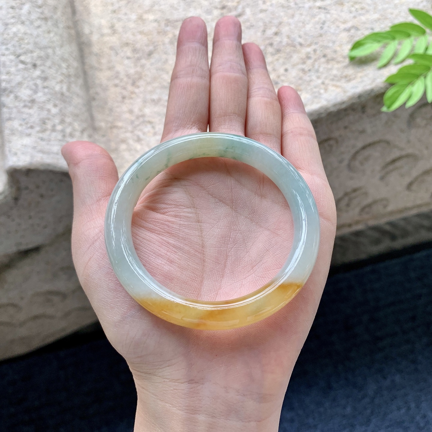 圆条52 53【圈口】53.7/8.7/8.6【编码】J7072804【描述】细糯飘黄翡，水润，种老，细腻，打灯有棉线
